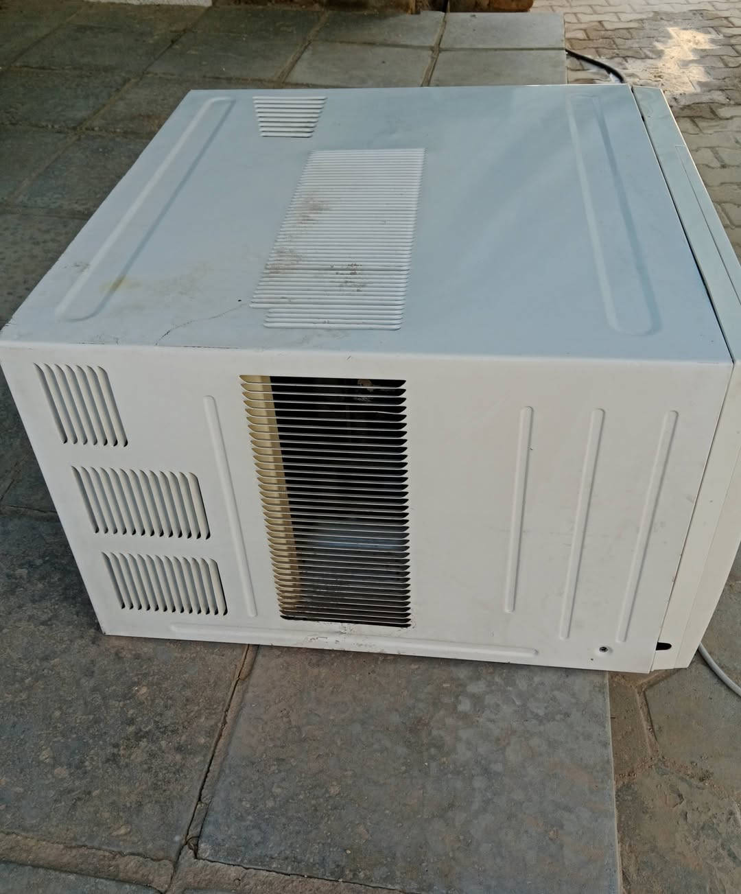 مكيف طنين نوع تي سي ال TCL
نضيف جدا سعره 250 الف 
كوفة شارع المعمل قرب تقاطع ال عيسى 
***********
