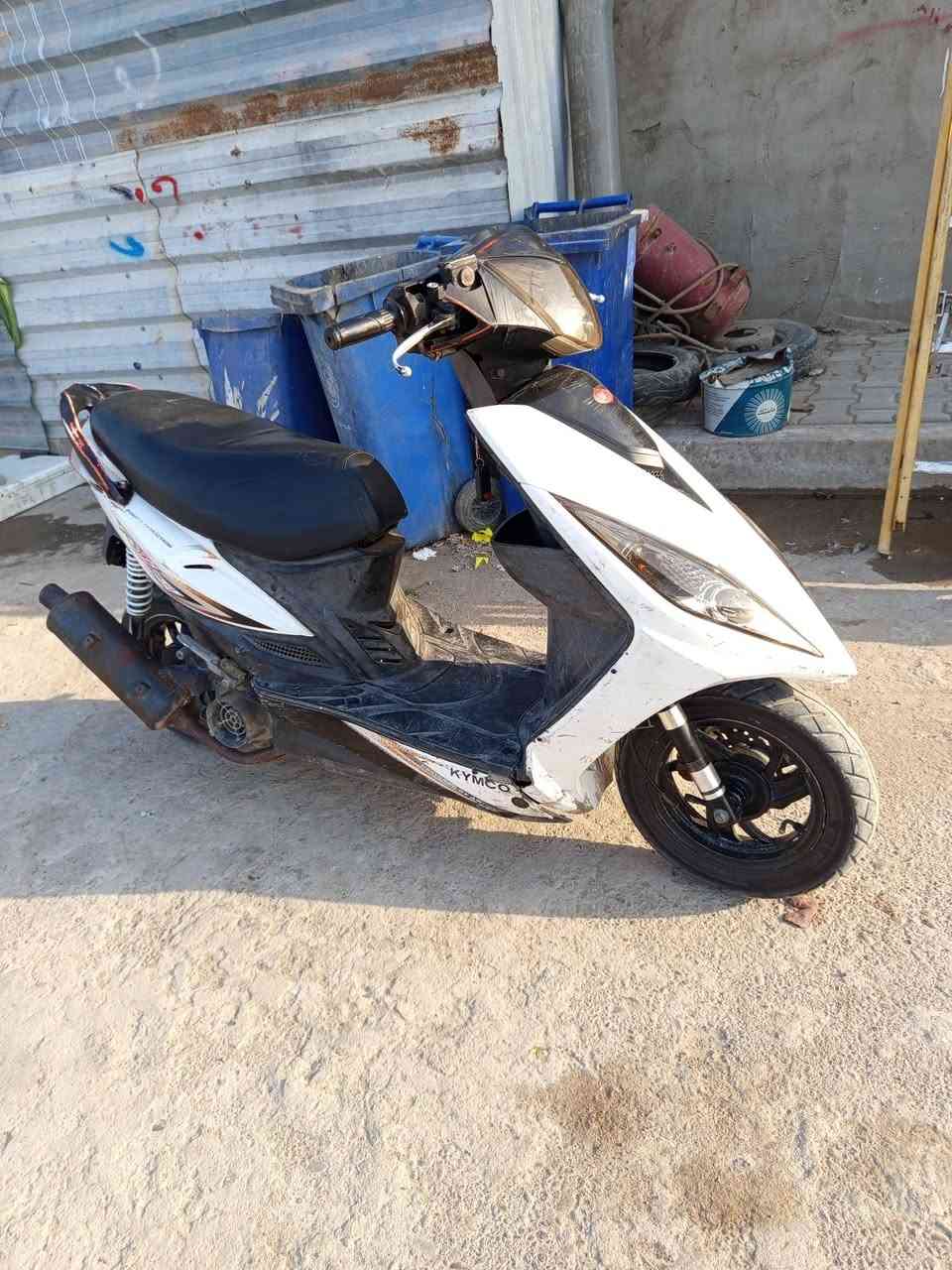 سلام عليكم دراجة 120 ماكس مضلع
الدراجة طفت بية واعتقد باتري لو. بلك مااعرف بيهن الله شاهد 
المهم ابيع الدراجة كوم حديد بس اني اكلك ما تكلفك 20 الف بس
الدراجة مامفتوحة مكينة ناعمة كلشي بية شغال لايت شاير سكن هورن بية كلجات رياضي معدل يخبل الله شاهد +مكاني بغداد حي النصر السعر175 وبية مجال بسيط رقمي بي وات ساب ***********
