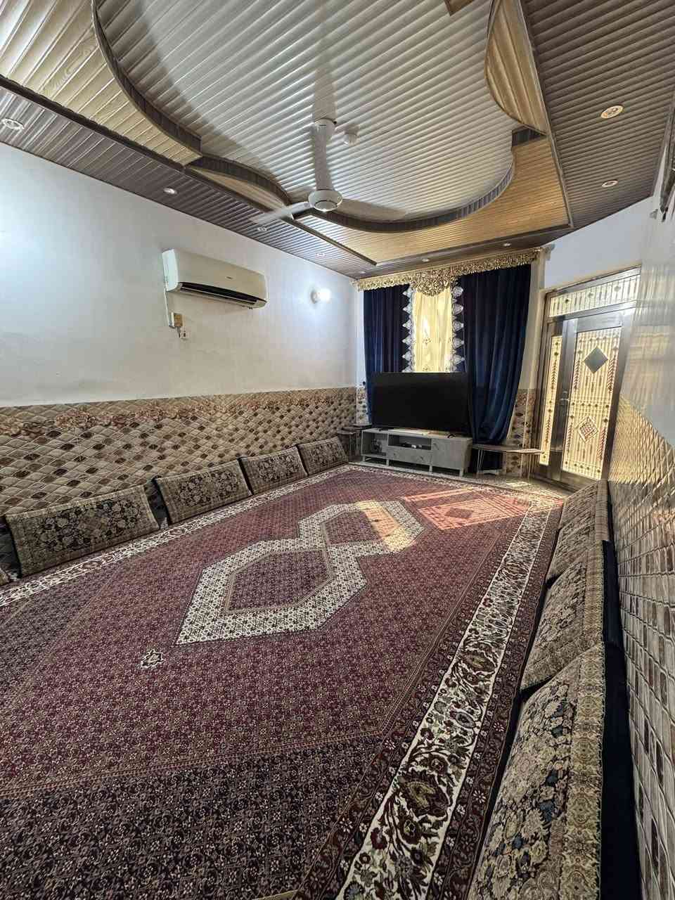 السلام عليكم 
دار في حي المهندسين 
100م 7 في نزال 14.3 طابقين بناء حديث صب 
يحتوي ع ٣ غرف نوم و٣ مجمعات صحية
رايدي بسعر 210 مليون وان شاء الله بي مجال
***********
