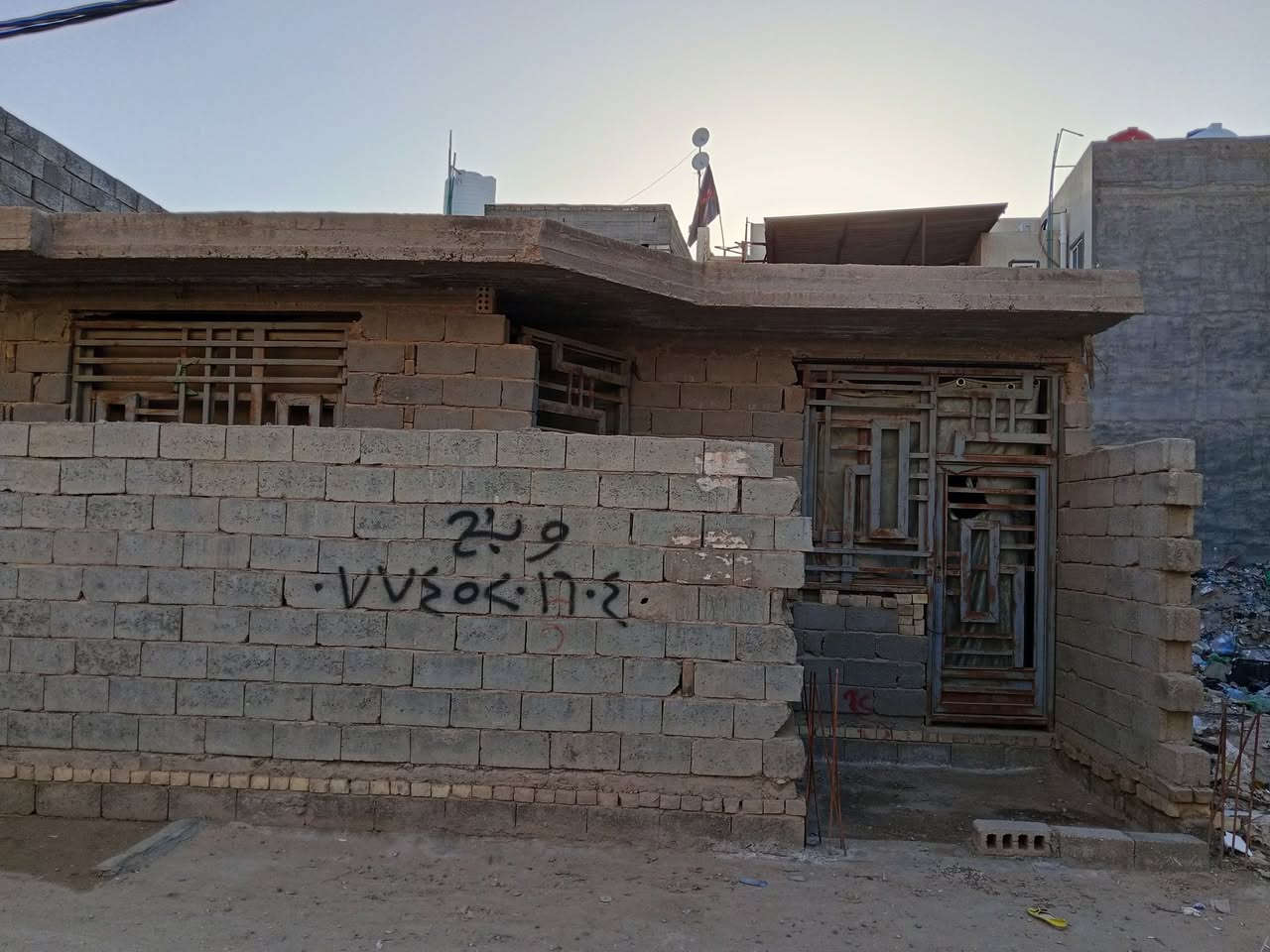 سلام عليكم بيت 100متر هيكل مطبخ صاله ستقبال غرفه نوم صحيات يصلح طابق ثاني بحي العباس النافوره بفرع ‏‪0778 072 9196‬‏
