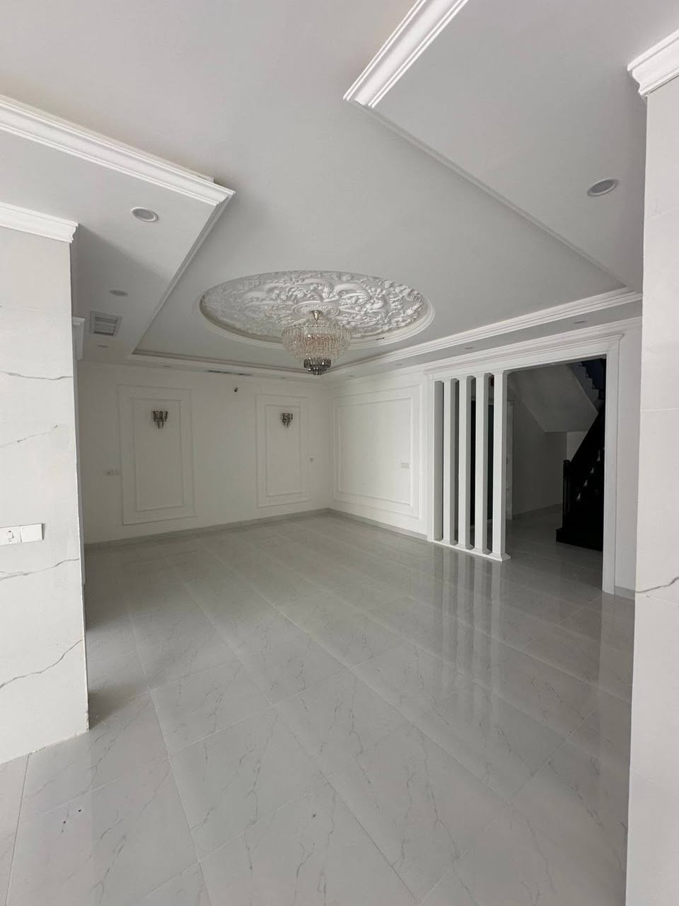 للبيع بيت vip مميز جدآ في اربيل منطقه 32بارك من ارقى مناطق اربيل وفي المربع الذهبي يعني انت تسكن بارقى منطقه بسعر مناسب
البيت طابو صرف يسجل باسم اي شخص عنده جنسيه عراقيه
البيت واجهه مرمر ارضيه بورسلين نقوش مغربيه بلاضافة دكتات على كل بيت 
شبابيك البيت طبقتين عازله حراره واتربه
البيت مساحه 250متر
5غرف نوم 3غرف ماستر
مطبخ حار وبارد
واستقبال منعزل وهول داخلي
البيت صفر مامسكون ولا لحظه وجاهز للسكن 
للاستفسار عن سعر ارسل تعليق وتدلل او مراسلتنا على ارقام
*********** أربيل, العراق
