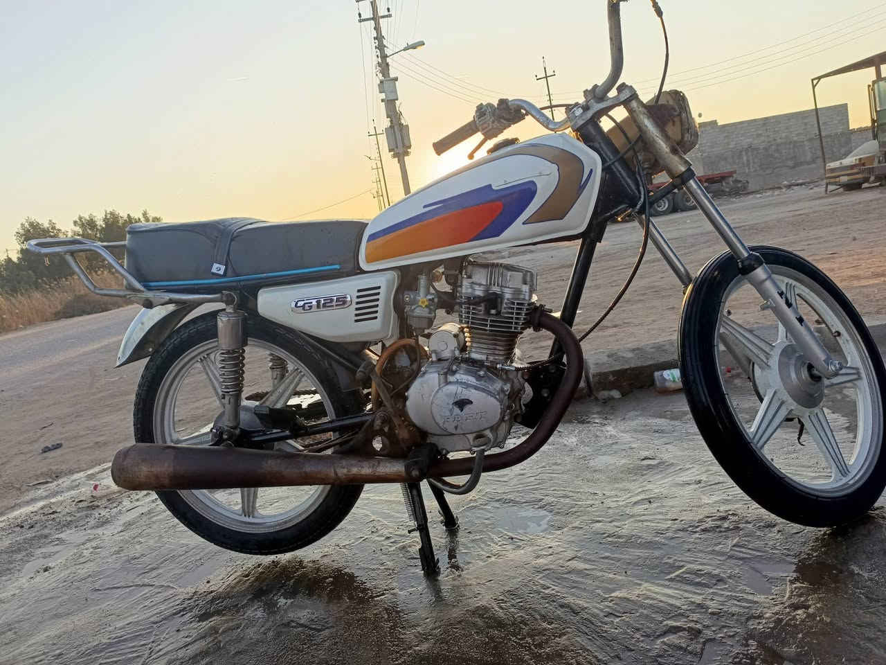 السلام عليكم دراجه للبيع  بارت صيني سلف دراجه نضيفة وحلوة مكينة خرسة ادوات ادوات مكانها  البصره الهارثه نفس لي بصورة سعرهة 400 وبيها مجال وهذا رقمي ***********👈***********
