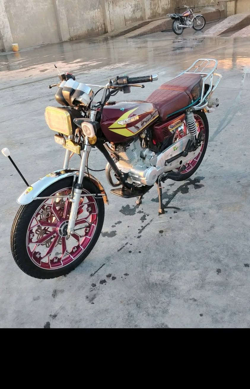 السلام عليكم دراجه سيفان موديل ٢٤ دراجه خير من الله لا تنقيص ولا تبخر ماناقصهه برقي أوراق دراجه فقط الشاشه عاطله المكان ديالى كنعان  وهاذه الرقم *********** السعر   ٦٥٠ وبيه مجال الطيبين
