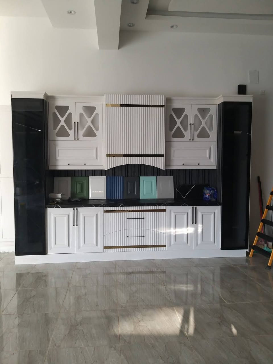 مطابخ مختلفه التصاميم للبيع لاني قفلت المعرض والأشياء مواصفات عاليه مع خط إنتاج كامل تركي إيراني للراغبين في تجارة المطابخ للتواصل  ***********
