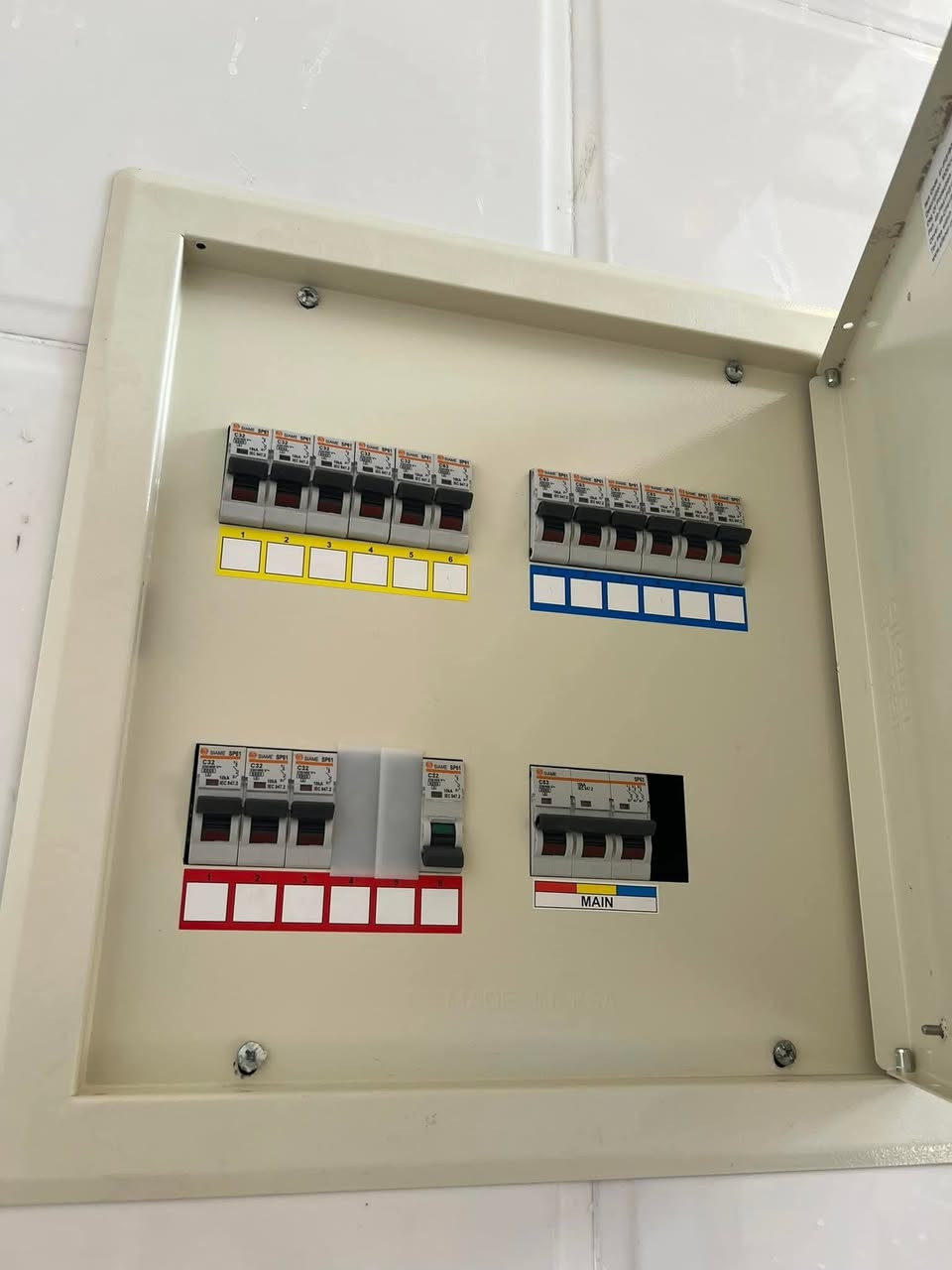 سلام عليكم تأسيس كهرباء منزلي شد مأطور شد كيزر شد سبالت صيانه جميع كهربائي سعارنه مناسبه ***********
