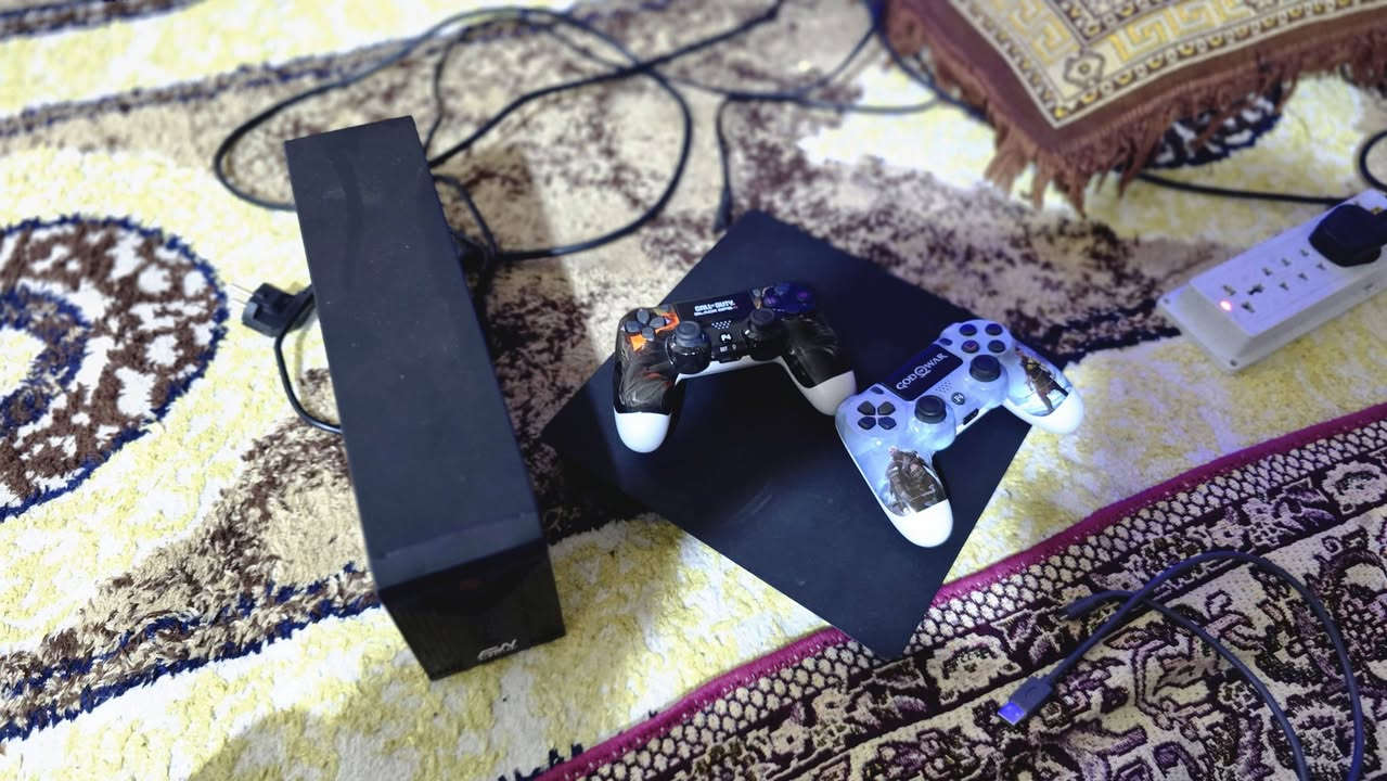 بلاي 4 مهكر نظام 12 نظيف 100% 100 وانطيك ضمان اذا بي شي ترجعه مكان النجف السعر الخاص رقم تلفوني بواتساب ***********
