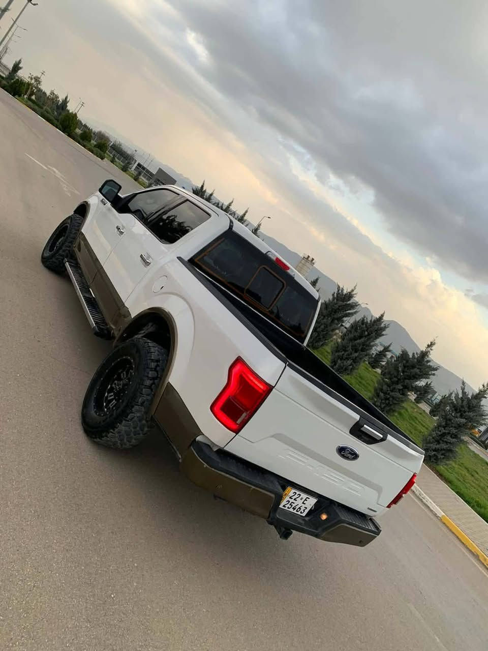 Ford F 150 LARIAT

​🏁 بۆ فرۆشتن: دێوەزمە ئەمریکییەکە Ford F-150 Lariat 🏁
​بۆ حەزکەرانی هێز و فخامەت، ئۆتۆمبێلی فۆرد F-150 لاریات (Lariat) ئەسڵی، کە کۆکەرەوەی هێزێکی جەببارە بۆ ڕێگا سەختەکان و ئارامییەکی بێوێنە لە کاتی لێخوڕیندا.
​✅ گرنگترین تایبەتمەندییەکان:
​بزوێنەر: بەردەستە بە بزوێنەری EcoBoost V6 قەبارە 3.5 لیتر (توێن تێربۆ) یان بزوێنەرV6 قەبارە 3.5. لیتر.
​گێڕ: ئۆتۆماتیک 10 گێڕ بۆ ئەدایەکی نەرم و کەمترین مەسرەفی بەنزین.
​سیستەمی پاڵنەر: چوار چەرخ (4x4) لەگەڵ چەندین دۆخی جیاوازی لێخوڕین (لم، قوڕ، بەردەڵان، سپۆرت).
​✨ تایبەتمەندییە دەرەکییەکان:
​لایتەکان: لایتی پێشەوە و دواوە تەکنەلۆژیای LED 
​ویل و تایە: ویلی ئەلەمنیۆم قەبارە گەورە لەگەڵ تایەی  جەبەلی.
​دیزاین: دەعامی پێشەوە و دواوە بە ڕەنگێکی جیاواز، لەگەڵ شەبەکەی پێشەوەی ڕەشی وەرزشی کە هەیبەتێکی تایبەت دەداتە ئۆتۆمبێلەکە.
​🛋️ ناوەوە و ئاسوودەیی:
​کوشنەکان جەڵدی ڕاقین، لەگەڵ سیستەمی گەرمکەرەوە و ساردکەرەوە.
​شاشەیەکی لەمس گەورە کە پشتگیری Apple CarPlay و Android Auto دەکات.
​سیستەمی دەنگی زۆر پێشکەوتوو و پاک.
 
​سیستەمی کارپێکردن لەدوورەوە و بەسما.
​🛡️ سیستەمی سەلامەتی:
​کامێرای دواوە و حەساس بۆ هاوکاری لە کاتی پارککردن.
​سیستەمی ئاگادارکردنەوەی خاڵی کوێر (Blind Spot).
​سیستەمی مانەوە لە نێوان هێڵەکانی شەقام.
​📍 شوێن: سلێمانی نرخ ٢٣٥ گەکا
📞 بۆ پەیوەندی و زانیاری زیاتر: ***********
***********

 ​🏁 للبيع: الوحش الأمريكي Ford F-150 Lariat 🏁
​لمحبي الفخامة والقوة، سيارة فورد F-150 فئة لاريات (Lariat) الأصلية، سيارة تجمع بين الأداء الجبار في الطرق الوعرة والراحة الراقية في القيادة.
​✅ أهم المواصفات الميكانيكية:
​المحرك: متوفر عادةً بمحرك EcoBoost V6 سعة 3.5 لتر (توين تيربو) أو محرك  V6 سعة 3.5 لتر (حسب المواصفات الفعلية لسيارتك).
​ناقل الحركة: أوتوماتيكي بـ 10 سرعات لأداء سلس واستهلاك وقود مثالي.
​نظام الدفع: دفع رباعي (4x4) مع وضعيات قيادة متعددة (رمل، وحل، صخور، رياضي).
​✨ اللمسات الخارجية والجمالية:
​الإضاءة: مصابيح الأمامية والخلفية بتقنية LED بتصميم عصري وجذاب.
​العجلات: رينجات ألمنيوم حجم كبير مع إطارات مخصصة للمهام الصعبة.
​الإضافات: دعامية أمامية وخلفية بلون مميز، مع شبك أمامي أسود رياضي يعطي هيبة للطريق.
​🛋️ المقصورة والرفاهية (من الداخل):
​كراسي جلد فاخرة مع ميزة التدفئة والتبريد.
​شاشة لمس كبيرة تدعم Apple CarPlay و Android Auto.
​نظام صوتي متميز ونقي جداً.
.
​نظام تشغيل عن بعد وبصمة دخول ذكية.
​🛡️ أنظمة السلامة:
​كاميرا خلفية وحساسات للمساعدة في الركن.
​نظام التحذير من النقاط العمياء.
​نظام المساعدة في الحفاظ على المسار.
​📍 المكان: سليماني 
📞 للتواصل والاستفسار: [ ***********
***********
​ملاحظة: السيارة بحالة ممتازة ونظيفة جداً كما موضح في الصور. السعر  ٢٣٥ . أربيل, العراق
