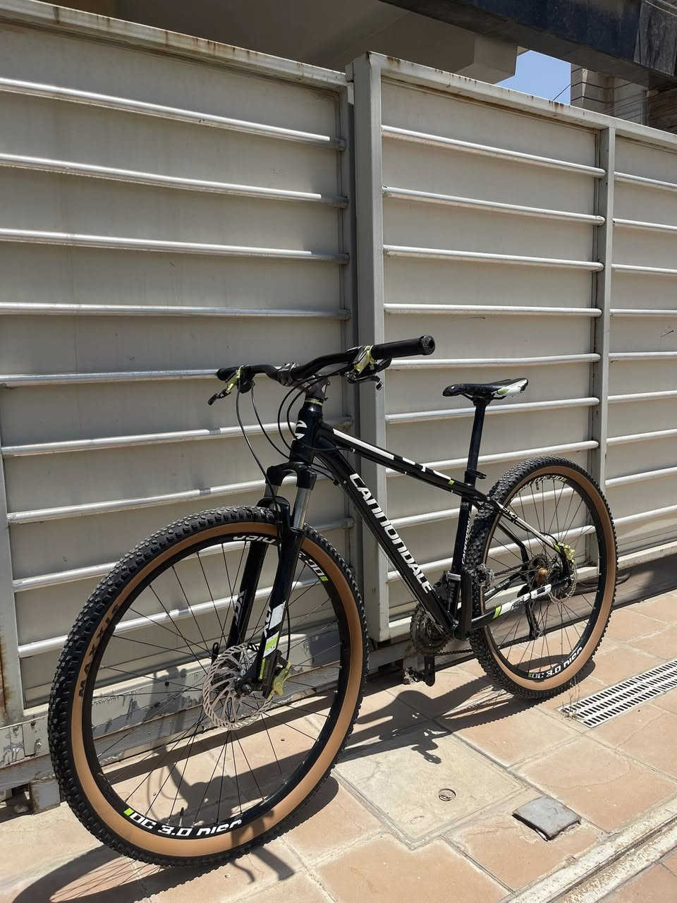 السلام عليكم يالله
للبيع 
نوع البايك cannondale.    TRAIL SL🇺🇸
من ارقى القطع الموجودة 
معدن المنيوم بالكامل خفيف جدا
دبل امامي تحكم سلس كلش مختم كانندل فتح قفل
ركبه واستيرن ختم كانندل 

تايرات نوع MAXXIS خط جوزي حجم ٢٩
فريمm
كلها لدراجه مختمه كانوديل بلاديه ممبدل شي❤️
شفترات +نقال ALIVIOعكرب
9.3
بريكات هايدروليك كانندول احترافيات مال شركه بلادي
دراجه ع وضع الشركه مملعوب بيه من الحاويه الك 

 اي استفسار ع خاص
مكاني بغداد بالمنصور  رقمي ***********
