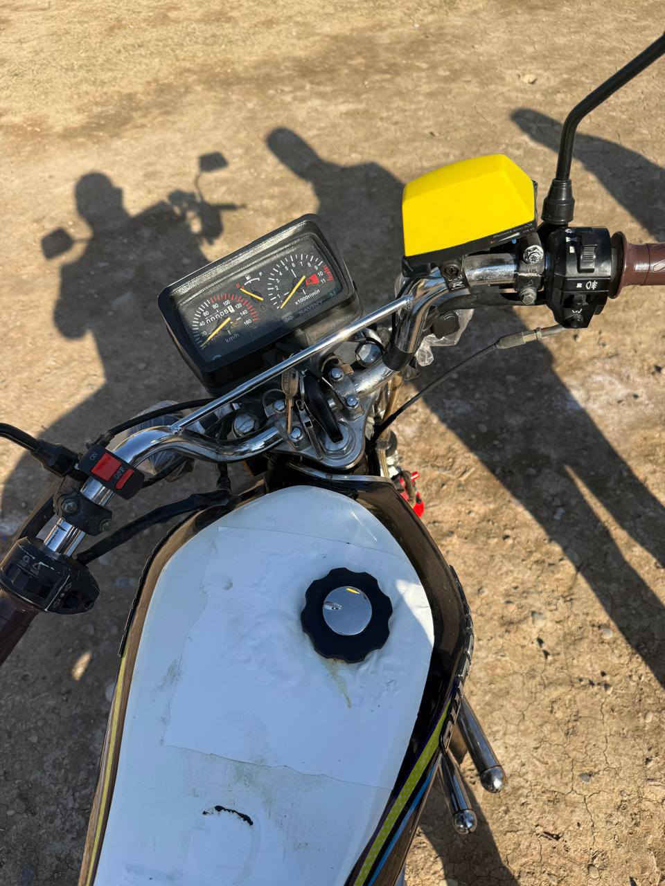 السلام عليكم دراجه سيفان موديل ٢٣ محرك 200cc أورق كامل كهربائيات سلف هندر اشاير لايت عالي ناصي نشرات كامله مكينه خير من الله مكينه شلعه تايرات جدد دبلات خلفيه او امامي جدد نقص قبق صينيه جوه او الباتري نص عمر 
مكاني تقاطع ابو حسرة شراي يتصل *********** .(سعر550بيها مجال بسيط)بصمه تشغل عن بعد
