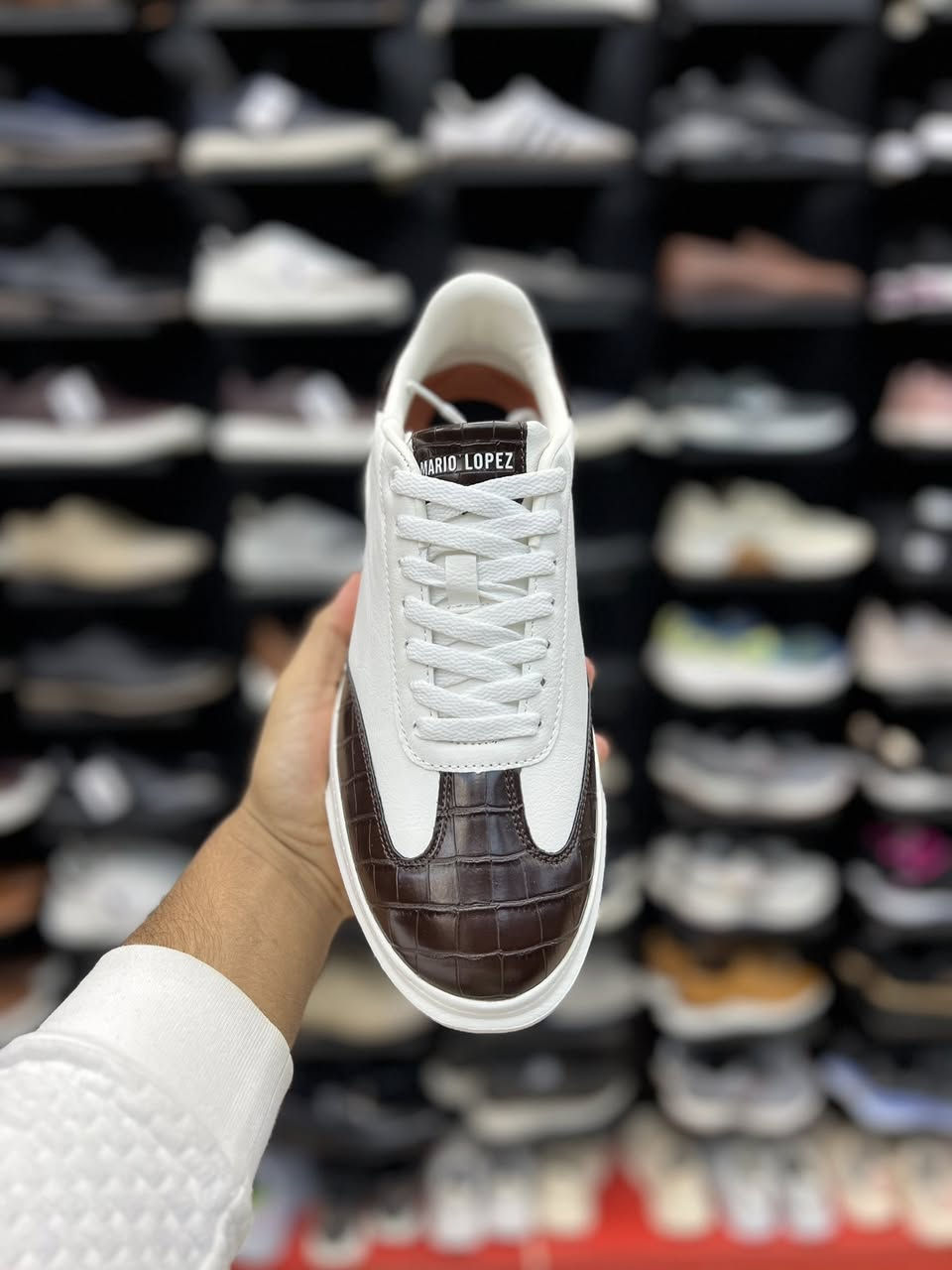 Mario Lopez

التصميم: جزء علوي من الجلد الأبيض الناعم مع ألواح متباينة بنقشة "جلد التمساح" (Croc-embossed) باللون البني على منطقة الأصابع والكعب.
الراحة: يتميز بنعل داخلي مبطن بالكامل لتوفير الراحة طوال اليوم، وهو مصمم ليكون خفيف الوزن ويسمح بمرور الهواء

متوفر قياس 42-44.5-47
السعر 35 الف

العنوان النجف ملحق الروان 
توصيل 🚚 محافظات 6 داخل النجف3 
*********** واتساب#
