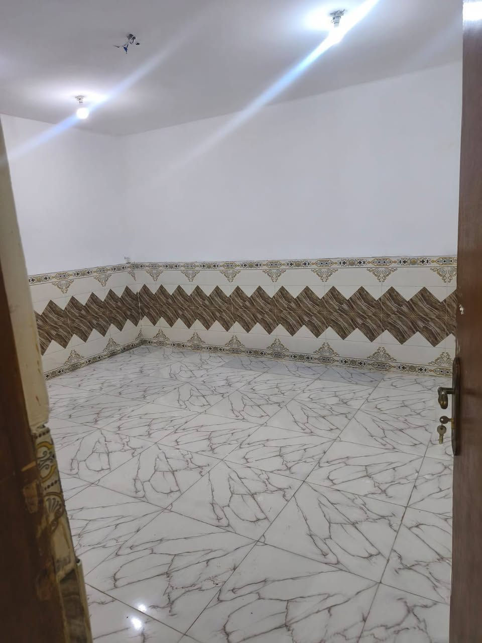 بسم الله الرحمن الرحيم 
مشتمل ١٠٠ متر في حي الحكيم مقابل الدبية الثانية 
يتكون من غرفة نوم عدد ٢ وحدة وحدة جوة 
واستقبال ومطبخ وصحيات شارعة ١٠ 
للاستفسار الاتصال 
***********
