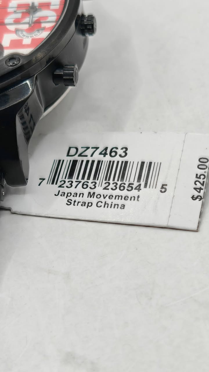 [إعلان بيع ساعة DIESEL Mega Chief - DZ7463]
​العنوان: لمحبي الفخامة والقوة.. جوهرة الـ Mega Chief من ديزل (جديدة زيرو بالاستيكرات)! ⌚🔥
​امتلك الآن واحدة من أقوى ساعات ديزل وأكثرها تميزاً. ساعة Diesel DZ7463 ليست مجرد ساعة، بل هي تحفة ميكانيكية مصممة لتعطي حضوراً طاغياً على معصمك، وهي "جديدة تماماً" (لم تُلبس) وبكامل لاصقات المصنع الأصلية.
​المواصفات التقنية (مفحوصة ومضمونة):
​الموديل: Diesel Mega Chief DZ7463.
​الماكينة: قلب ياباني أصلي 100% من شركة Miyota، دقة متناهية واعتمادية لسنوات.
​القياس: هيكل ضخم ومميز بقطر 51 ملم (من الستانلس ستيل) يمنحك شعوراً بالهيبة والوزن الحقيقي.
​الحالة: جديدة "زيرو"، لم تُلبس، وبكامل استيكرات المصنع (ساعة فقط بدون مرفقات).
​لماذا هذه الساعة استثنائية؟ (شرح المميزات):
​نظام التوقيت المزدوج (Dual Time): الساعة تحتوي على توقيتين مستقلين! التوقيت الرئيسي (الكبير) لتوقيتك المحلي، وقرص مستقل في جهة اليسار (بجانب العارضة) يمكنك ضبطه على توقيت بلد آخر (مثلاً توقيت العمل أو السفر).
​نظام الكرونوغراف (ساعة الإيقاف): مزودة بأزرار جانبية (جهة اليمين) احترافية تتيح لك قياس الوقت بدقة (تشغيل، إيقاف، وتصفير) باستخدام العدادات الصغيرة داخل المينا.
​تصميم العارضة (The Bar): شعار ديزل بارز بتصميم معدني صلب يمنح الساعة مظهرها العسكري الهجومي المعروف.
​التحكم الكامل: أزرار جانبية (جهة اليسار) لضبط التوقيت الثاني بدقة ميكانيكية عالية، مع تاج وسطي لضبط الوقت الرئيسي.
​ليش تقتني هذه الساعة؟
​سعرها في الأسواق العالمية يصل إلى 425 دولار، وأنت تحصل عليها بسعر "فرصة".
​ضمان للأصالة (ماكينة Miyota اليابانية).
​حالة الساعة تجعلها إضافة فاخرة لأي مجموعة ساعات أو هدية مثالية.
​السعر: خاص 
​ملاحظة: الساعة أصلية ومفحوصة، وللمشتري حق المعاينة والتأكد من نظافة الماكينة والعمل الميكانيكي لكل العقارب. 
يوجد توصيل لجميع المحافظات.


**إذا كنت صاحب هذا الإعلان وتريد حذفه لأي سبب، رجاءا أرسل رسالة إلى الدعم الفني**