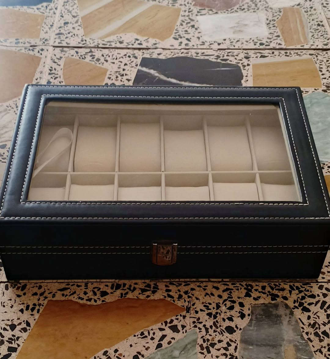 السلام عليكم متاح
حافظ ساعات الكبير سعره 25 الف
حافظ الصغير سعره 15 الف
توصيل ‏‪0774 116 2352‬‏
