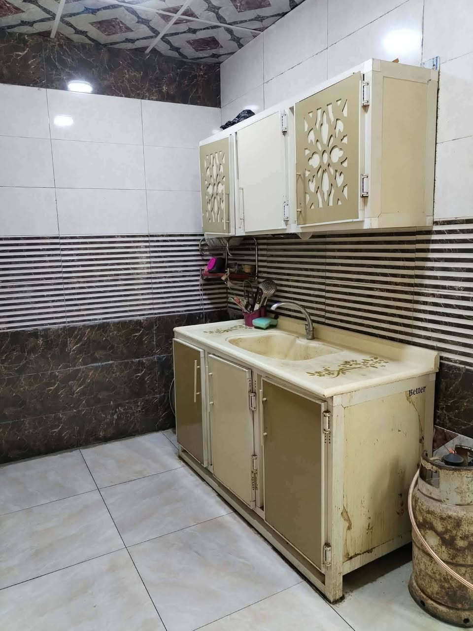 سلام عليكم بيت مساحة 200 متر 10*20 حي الامين بشارع السادة الفؤاديين كافة الخدمات ماء ومجاري وكهرباء وتبليط سعره 37 مع الاثاث بيع مستعجل 
 
علما تأسيس ماء ومجاري وكهرباء كله جديد وبناء مجمع صحيات جديد 
لاستفسار اتصال عل رقم 
***********

