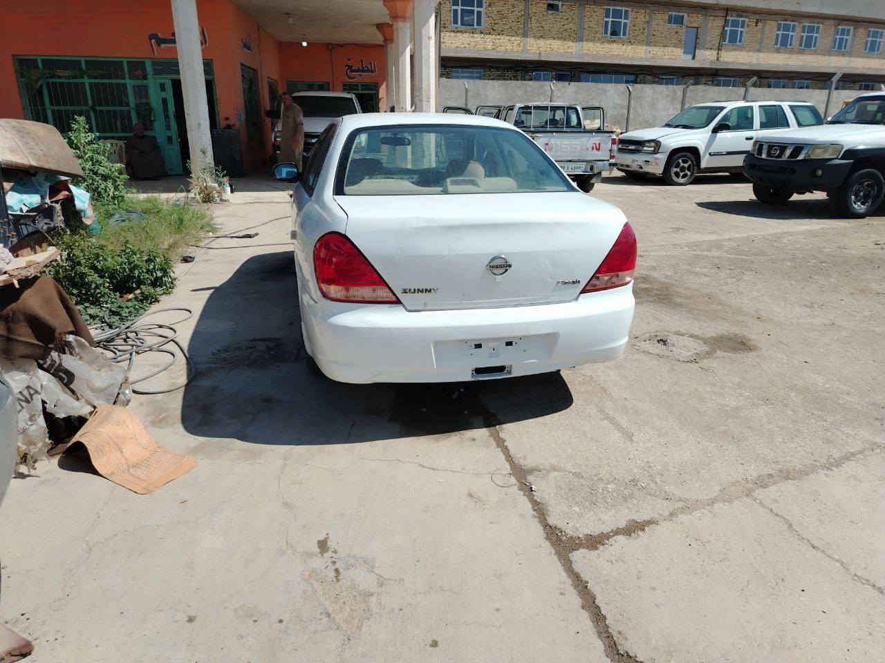 نيسان سني
موديل ٢٠١٠ ياباني اصل
 ...فول اوتوماتيك
 ...كفاله محرك كير حداديه تخم تاير باتري كهربائيه كولها شغاله ..تبريد ثلج ...رقم واسط  أنكليزي 
الكوت قرب بوابه كوت بغداد مقابل محطه البوابه 
 
***********
***********
