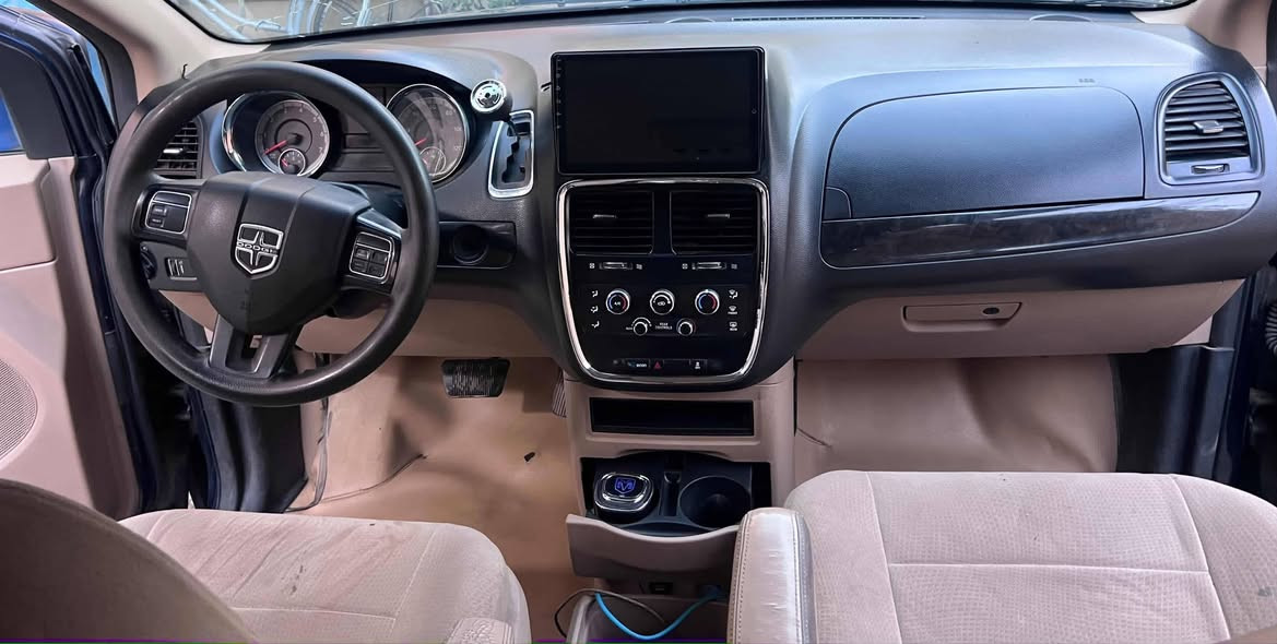 السلام عليكم
دودج كرفان 2013
سياره جاهزه افحص واطلع 
كفاله كير 
مكينه 
صدر 
حداديه
تخم تاير جديد 
داخل بلاد نظيف

بدون صبغ فقط جاملغ خلفي أمريكا 
بنيد وصندوق  مبدل بلاد 
 السعر 110 وبيها مجال حك الجيه 
للاستفسار ***********
