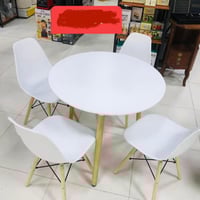 قطعة أخيرة • طاولة و٤ كراسي