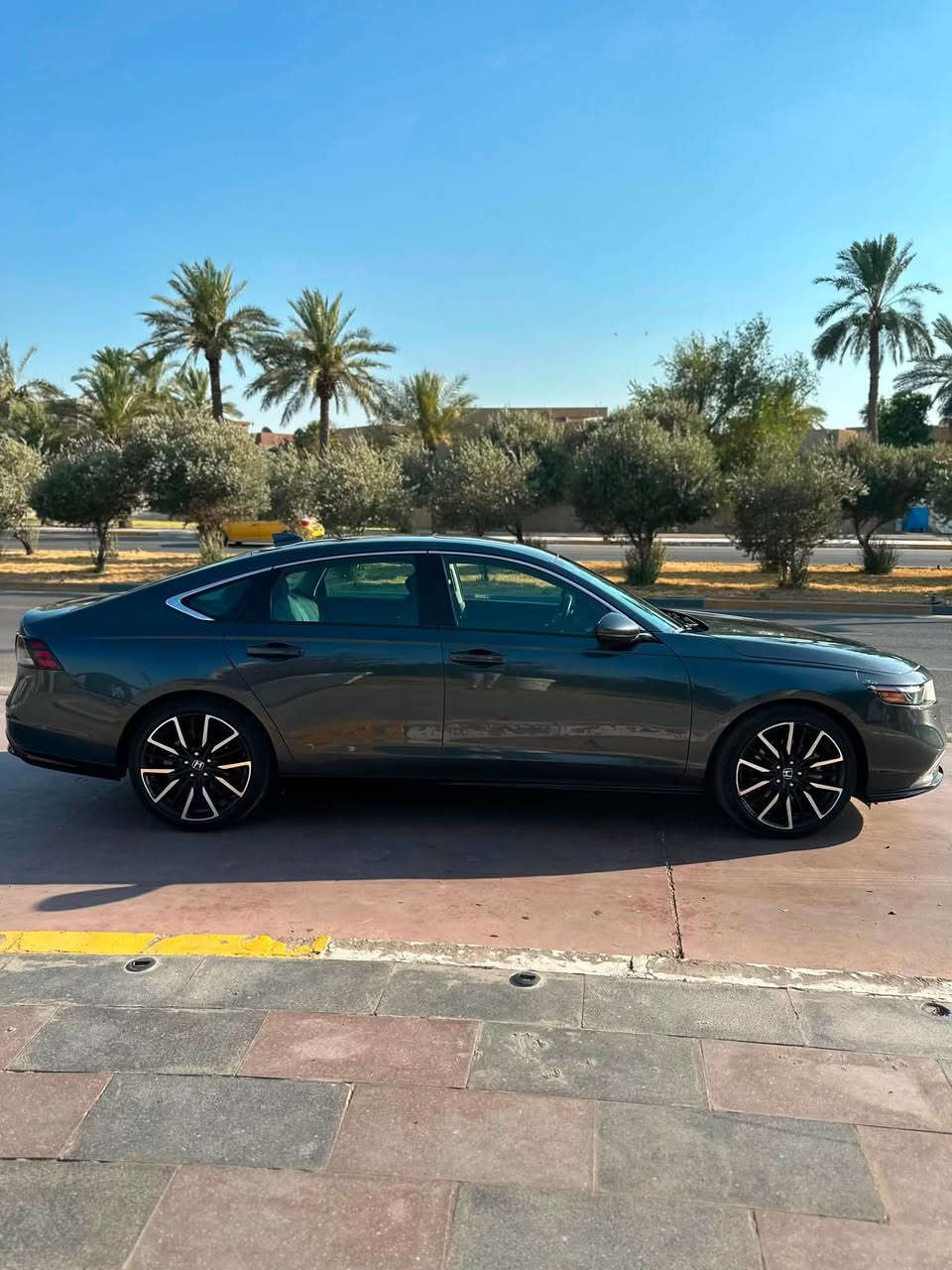 🚗 للبيع: هوندا أكورد 2024 هايبرد (Touring)
ملاحظه السياره بدون ايرباك 

قطعه وحده صبغ قبق الجنطه فقط 

وعندك البنيد بارد وجاملخ خلفي عل كد اربع اصابع بارد 

سيارة نظيفة جداً بحالة الوكالة، استخدام خفيف

📌 المواصفات:

• محرك هايبرد اقتصادي (بنزين + كهرباء)

• شاشة كبيرة + نظام ملاحة

• Apple CarPlay + Android Auto

• بصمة تشغيل + دخول ذكي

• نظام صوتي Bose

• مقاعد جلد (تبريد + تدفئة)

• كاميرات + حساسات

• مثبت سرعة + أنظمة أمان كاملة

📊 التفاصيل:

• الموديل: 2024

• اللون: فيراني لون مميز 

• ماشيه 29 الف مايل 

• الحالة: ممتازة / فحص كامل

💰 السعر: 213 $  

📍 الموقع: كراده شارع العطار 

📞للتواصل ***********

📍 السيارة جاهزة للمعاينة
