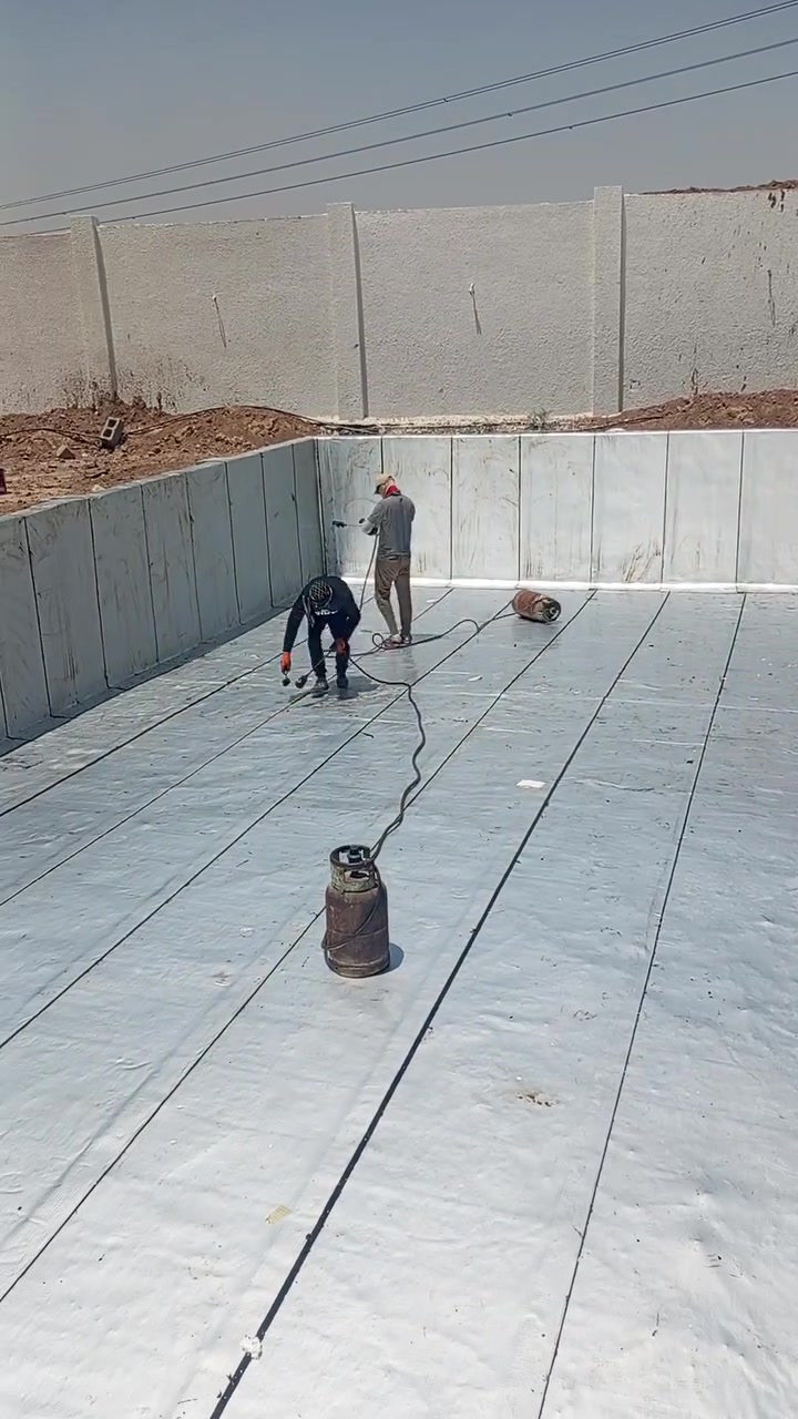 🏗️ جهّز سطحك اليوم وارتاح باچر..
الشتا وصل والمطر يفلّش البيت!"
🔹 إذا تعاني من حرارة البيت وتسربات الميّاه أو رطوبة السطح بسبب الامطار، الحل موجود ويبدأ من عندنا!
شركة المنصور تقدملك خدمة عزل الأسطح باحترافية وبمواد أصلية إيطالية الصنع مع 
#ضمـــان حقيقي وجودة تدوم 15 سنه
✨ خطوات عملنا:
1️⃣ مرحلة التنظيف والتحضير
📌 يبدأ كادرنا المتخصص بتنظيف السطح بشكل كامل من الأوساخ والغبار.
📌 نفتح السبالت وخزانات الماء ونزيل كل العوائق حتى نضمن سطح نظيف وجاهز للعمل 100%.

2️⃣ مرحلة العزل الأولي
📌 بعد التنظيف نطبّق طبقة أساس حسب اختيار الزبون:
الزفت الحار
زفت بارد الرايمر
الفلانكوت
3️⃣ فرش ودستار الإيزوكام
📌 كادرنا المحترف يفرش الإيزوكام بطريقة دقيقة تضمن التغطية الكاملة للسطح.
4️⃣ الكوي الحراري
📌 نستخدم الكوي الحراري بمواد عالية الجودة، درجة أولى و إيطالية المنشأ.
📌 نضمنلك عزل حراري ومائي متكامل مع شهادة ضمان حقيقية.
5️⃣ التكحيل وفتح المزاريب واللمسات النهائية
📌 بعد ما نكمل الكوي الحراري والتكحيل، نبدأ بعملية الترحيل النهائية بإتقان حتى تشوف السطح مرتب وكامل .
يسلمك السطح جاهز 
---
✨ مع شركة المنصور للإيزوكام تضمن:
✔️ حماية سطحك من تسرب الميّاه والرطوبة.
✔️ مواد أصلية وعمل مضمون.
✔️ تنفيذ احترافي بأيدي كادر ذو خبرة طويلة.
✔️ التزام بالمواعيد وسرعة بالإنجاز.

📞 للتواصل والاستفسار:
اتصل أو راسلنا واتساب الآن وخلي السطح مالك بأمان!
***********   --   ***********  
شركة المنصور لتغليف السطوح

