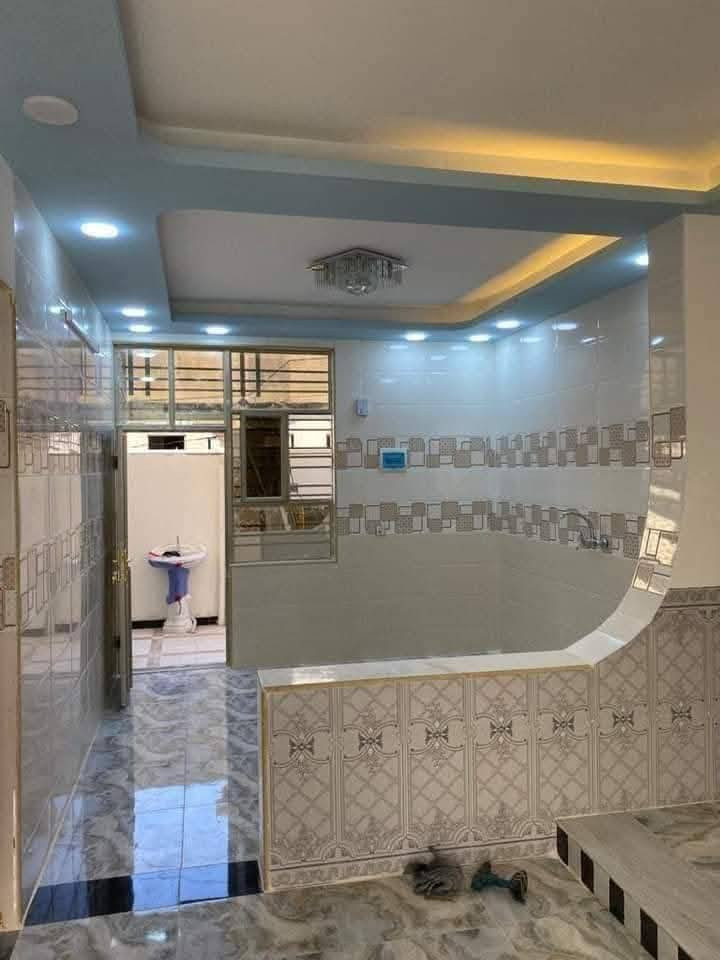 100متر مربعه غرفتين بسعر ب40 وبيها مجال العنــــوان #النجف شارع المطار مقابيل ملحق قريه الغدير للستفار ***********او مراسله واتساب ***********
