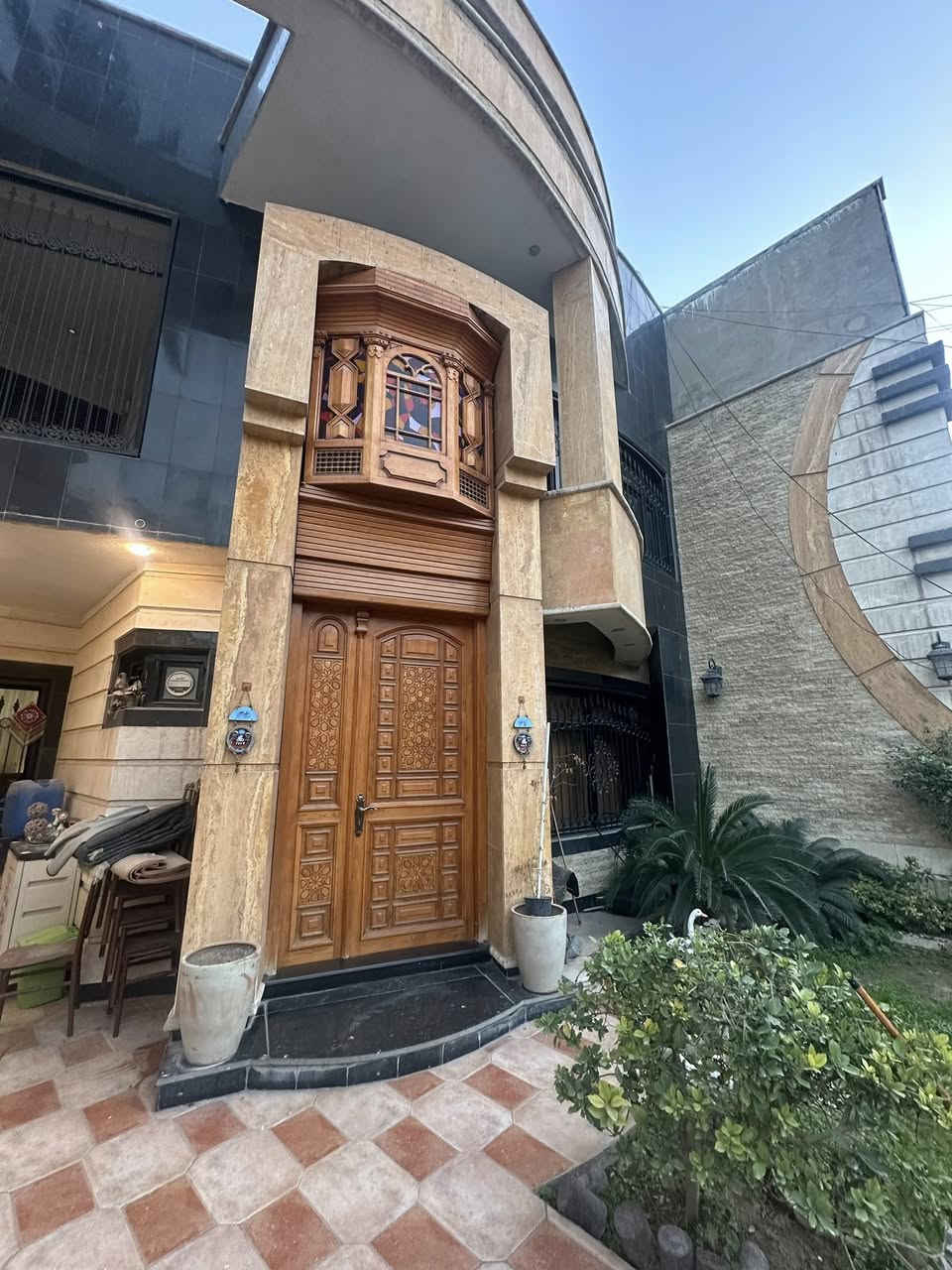 بيت 250م للبيع في منطقة حي البنوك  / خلف شارع الكنيسة 

محلة 319 بناء حديث فول درجى اولى 

 واجهـة 10م  * نزال 25٫5م ( سند مستقل 

الطابق الارضي 

كراج + حديقة

( + مدخل استقبال منفصل ) 

مطبخ حار بارد

+ منـور + حولي 

+ حمام كبير + غرفه نوم 

الطابق الاول 

4 غرف نوم + حولي

الطابق الثاني والثالث

بيتونه كبيره تنفع مخزن + سطحين امامي وخلفي كبيرين 

للاستفسار الاتصال بالرقم او مراجعة مكتب الجوهرة للوساطة العقارية الكائن في شارع الكنيسة 

***********
