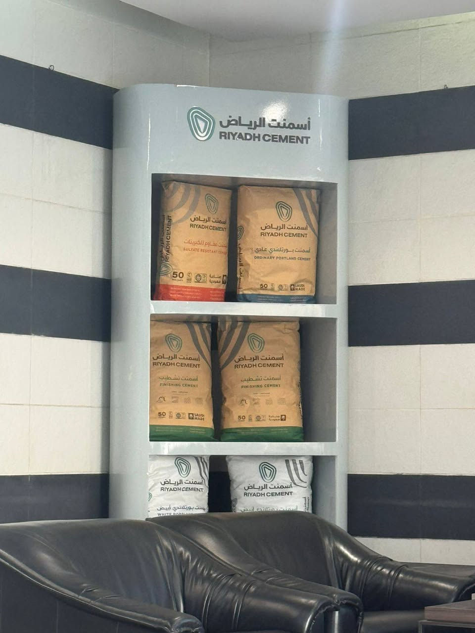 السلام عليكم متوفر اسمنت ابيض فووول مواصفات وبكافه الأنواع للاستفسار *********** حجي سلمان
