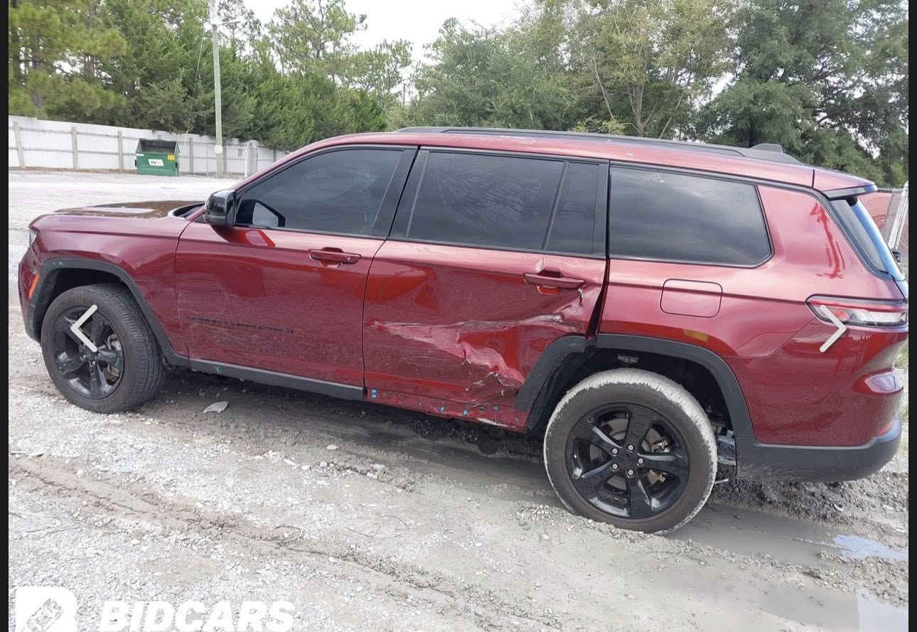 السلام عليكم جيب شيروكي التيتود ٧ راكب موديل 2023 حادثها باب خلف سائق وبدلته حادثها فقط باب ودوسه الي جوه باب كما موضح بالصورة بدون رقم السيارة ماشية ٢٠٠٠٠ 
السعر 30000$ يعني ٣ شدات السيارة موجودة بالبصرة


**إذا كنت صاحب هذا الإعلان وتريد حذفه لأي سبب، رجاءا أرسل رسالة إلى الدعم الفني**