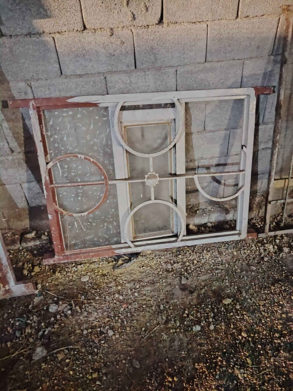 شبابيج عدد 3 جديد لبيع السعر 150 وبيه مجال قليل ***********
