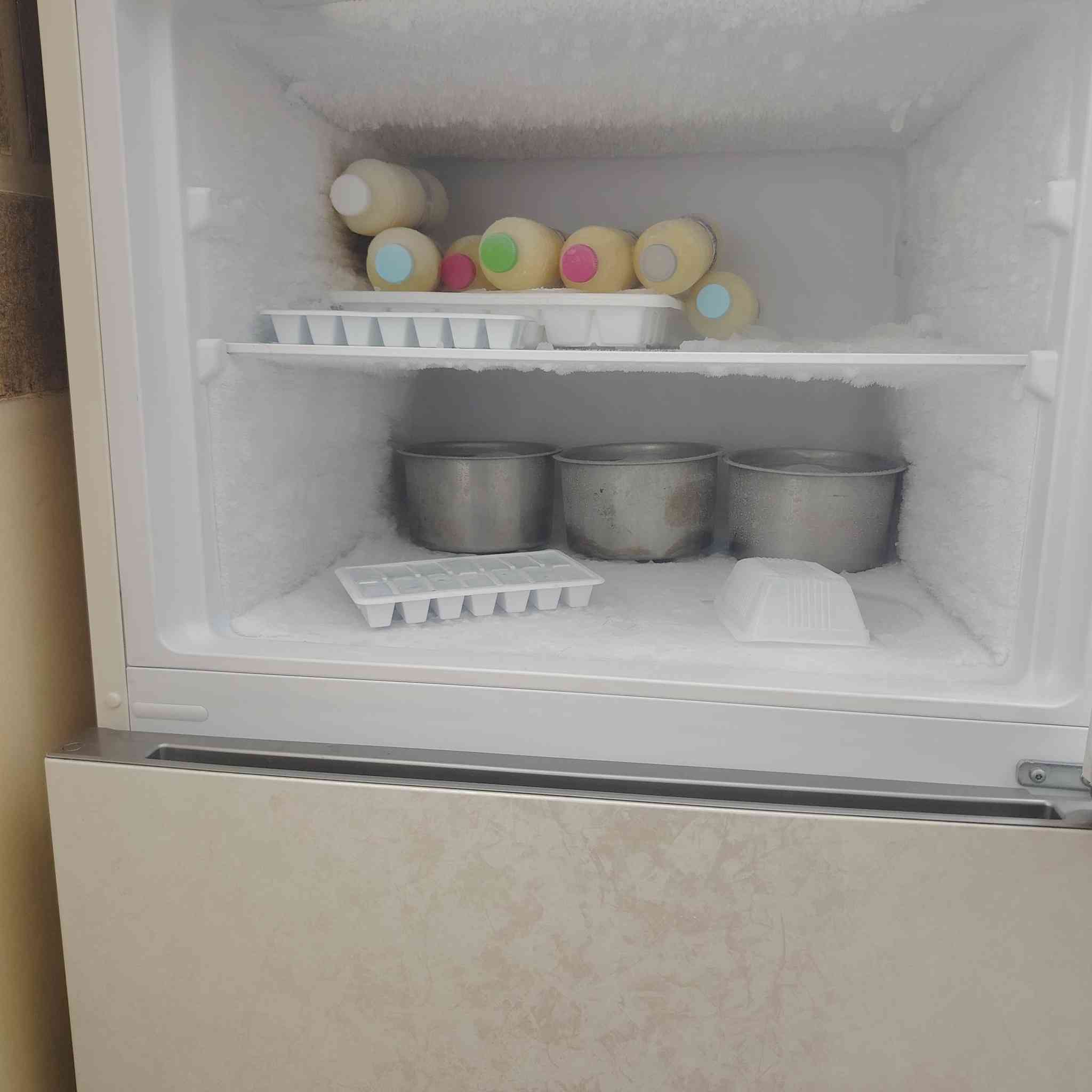 ثلاجه نظيفه لون حليبي ماتور بشرط الرقم ***********
