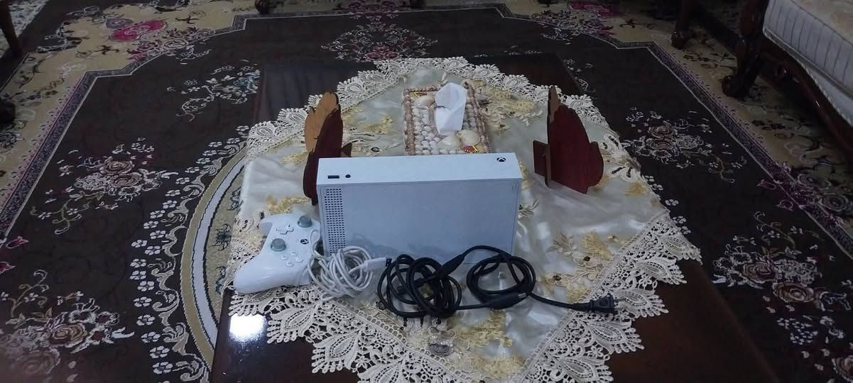سلام عليكم اخوان اكسبوكس سيرس اس مواصفات كلش حلوة واداء قوي وويا ملحقات حلوة ويدات ونضيفات والبلي ممفتوح ولا زاصلة اي شي ونضيف لدرجة 400  وبي مجال لان حسابات بي قوية (فورزا 5 6/كراند عادية ومحسنة/كود مودرن /ماين/فيفا) وهدية كيم باس شهرين) وبي مجال 

***********
