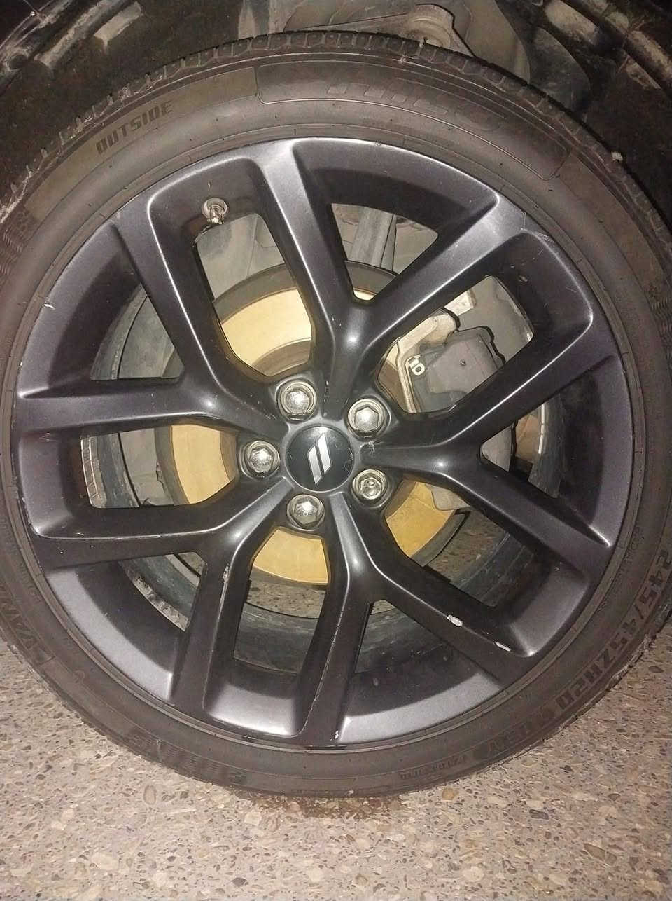 السلام عليكم
ويل حجم 18
مراوس فقط
بويل جيتي حجم ٢٠
كون تايراتة جدد لان العندي بي تخم تاير شادة قبل يومين
