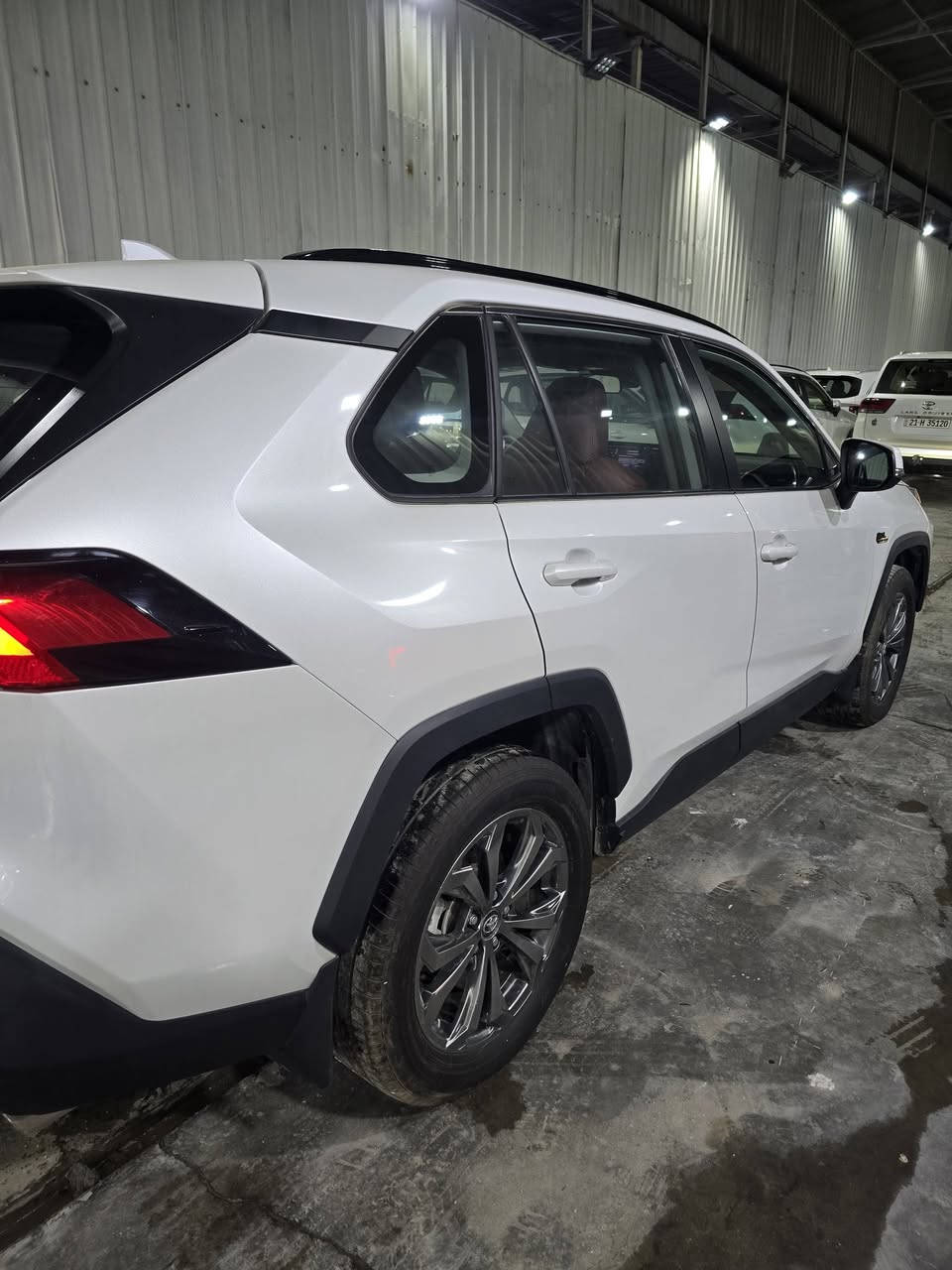 السلام عليكم للبيع راف فور 2023 زيرو وكاله اخوان انتبهوا سياره زيرو ومكفوله ومرقم كامل تحول باسمك مباشر السياره فول مواصفات للاخير بصمه وبانورما وتدفئه تبريد الكشنات وعداد دجتال واربع كامرات ودبل حساس خلف وامامي وكراسي جلد وكهرباء وردار جانبي وامامي وهواي هواي مواصفات بعد السياره رايدها ب45 مليون دينار عراقي للاستفسار الاتصال ***********
