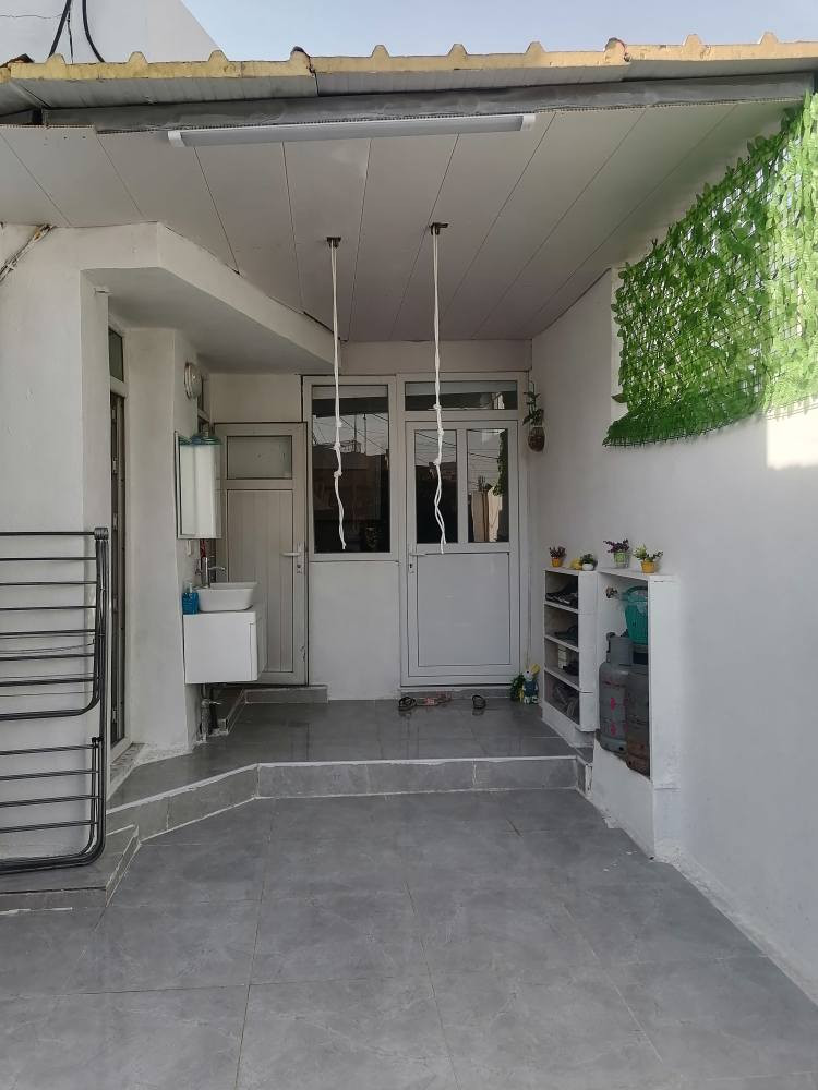 خانوو بۆ فرۆشتن تاپۆیە لە گەڕەکی باداوە نزیک پارک و نزیک ئاسایشی بادوە خانووەکە ڕوکنە و هەردوو دیوی کۆڵانە، خانووە دەکتی موبەریدەی هەیە سەقف سانەویە ،کاشی یە،قات و بیتونەیە هاوینێ تەحمیر کرایتەوە،ئەوەی بیکڕێت و بەکرێ بداتەوە 275 تاکو 300 هەزار دەکات
بۆ زانینی نرخ و بینینی ڤیدیۆی خانووەکە نامە بنێرن لە مێسنجەر یان لەوتساپ یان لە ڤایبەر
*********** أربيل, العراق
