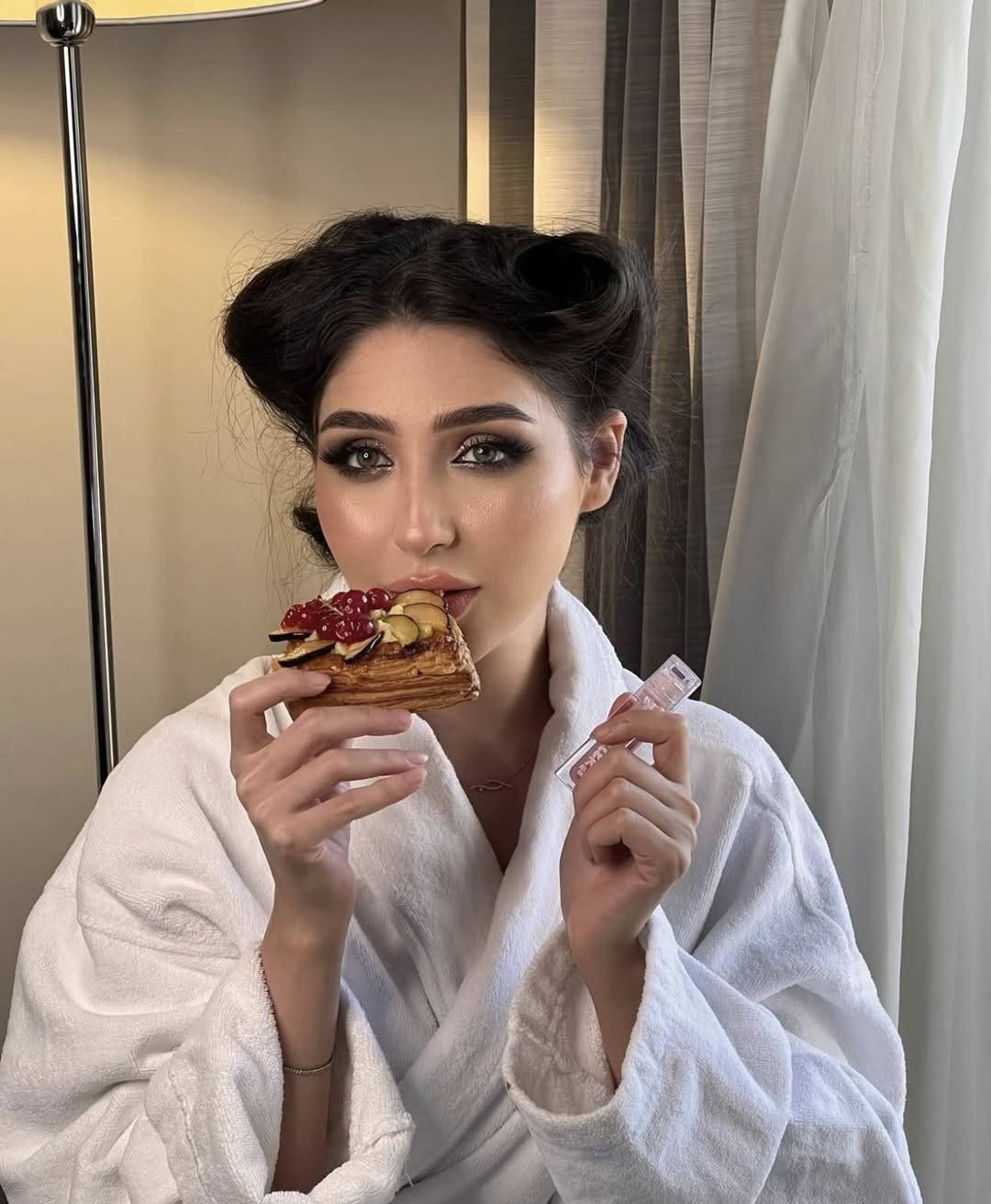 اعمال الماكيره زهراء للفنانه ساندي
صالون نزاكه للسيدات .. ديوانيه..ام الخيل السايدين قرب مأكولات الكوخ
حساب الانستا  👇👇
     flawless.zahraa  الماكيره زهراء
Salon__nazamaa  السنتر 
*********** واتس🥰
