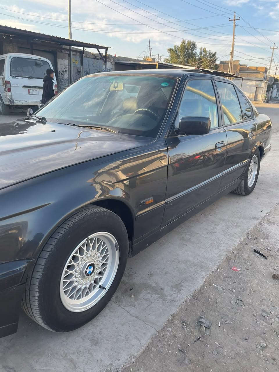 السلام عليكم
BMW 525i  للبيع
 مسكر عدل اصل كير عادي 
موديل 1992 
بجم عريض 
ويل خلية
 داخل جلد صاج امريكي بدون دوشمة
تخم تاير
 باتري جاهزة
 نقص كمبريسر تبريد فقط
رقم سليمانيه تحويل موجود
للبيع او مراوس حسب القناعه 
السعر 70$ قابل للتفاوض  
مكانها ديالى المقداديه 
للاستفسار :-
هـ ***********
