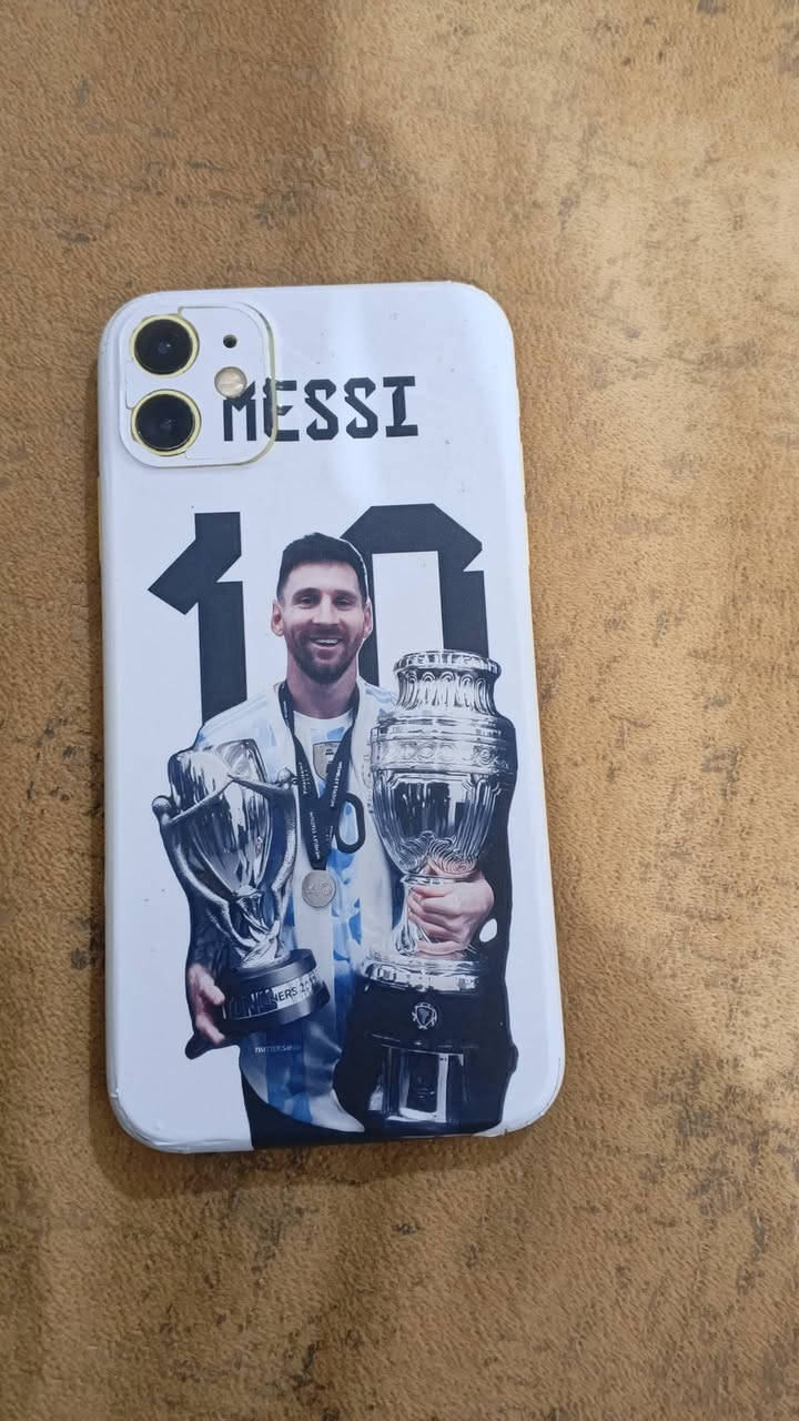 ايفون 11 
ذاكرة 64 
مبدل بطارية 100
وشاشة وفيس ايدي مايشتغل 
الظهر مكسور بس مغلف حراري 
باقي الجهاز مكفول اتصال تصفح 
*********** واتس اب
