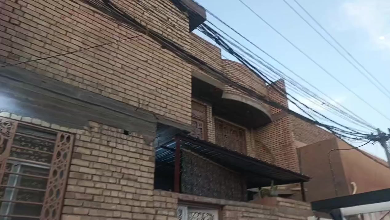 اسلام عليكم بيت مساحه 130 بناء حديث طابقين يحتوي على اربع غرف وستقبال اومطبخ اوصاله اوصحيات خارجيه اوداخليه عنوان حي الغدير خلف السوق قرب حديقه الياسمين السعر 170 اوبي مجال (*********** )(***********)
