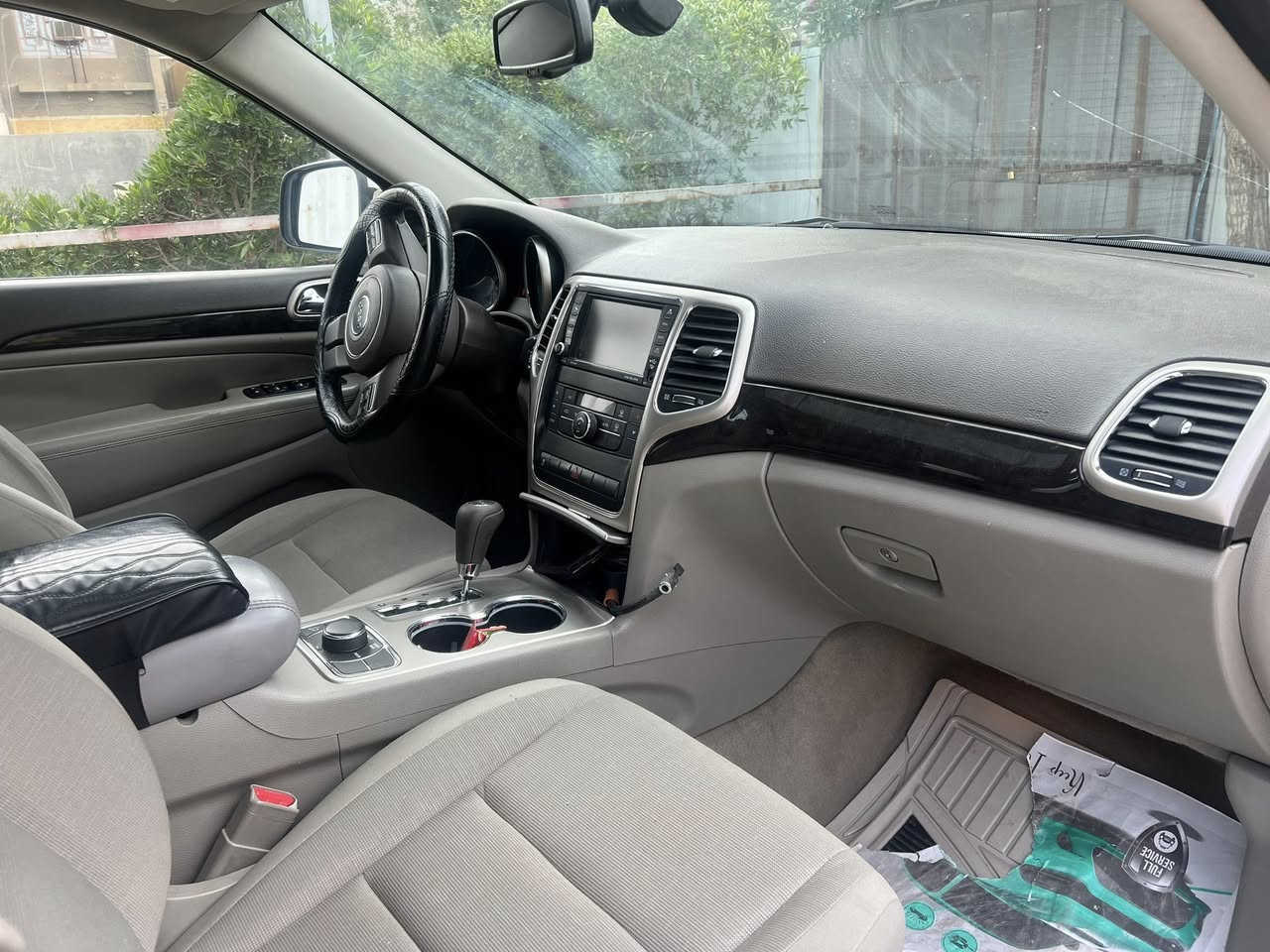 للبيع جيب خليجي مكفوله كفاله عامه جديده السياره جهازه من كولشي موديل 2012 رقم بغداد مكينه 3600 فول مواصفات  م ***********
