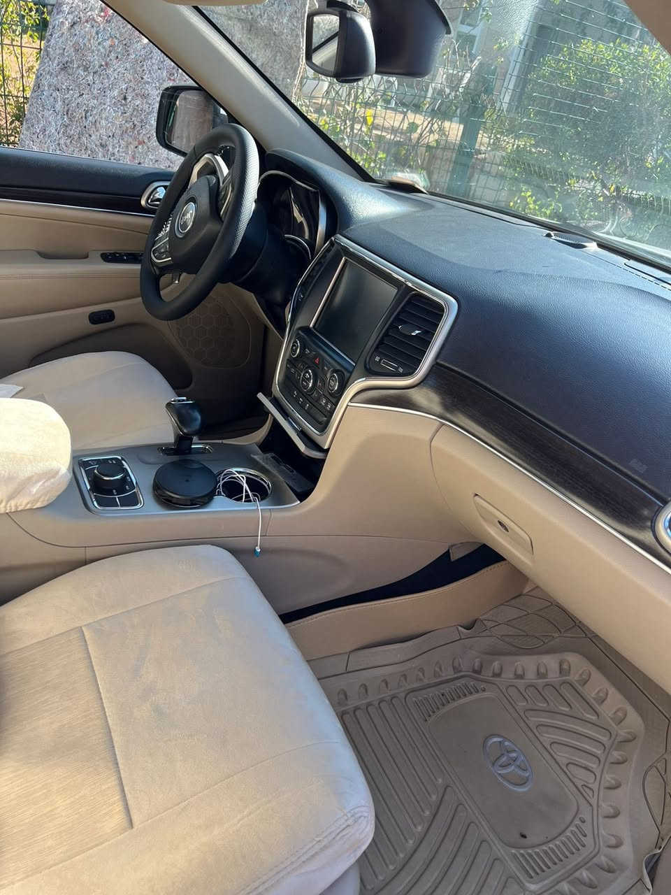 السلام عليكم
للبيع جيب ٢٠١٤ خليجي لمتد فول مواصفات عدا الجكات السيارة كاملة وجاهزة وبدون اي نقص رقم اربيل باسمي تحويل وكالة ثاني يوم السيارة بيه صبغ بالجاملغ الامامي ربعة اثر شخط ومحدثة ٢٠ ودعامية البلادية موجودة بدون اي شخط او كسر مكان السيارة بغداد الطوبجي 
السعر ٢٣٥ وبيه مجال بسيط 
للاستفسار ***********
