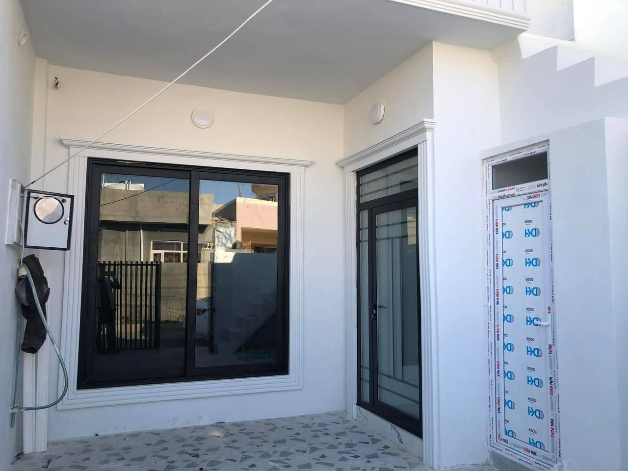 #تازەیەوماڵی_تێنەچوەنزیک_هەمووخزمەت_گوزاریەک

سلام علیکم
#خانووی_مۆدێرن بۆ فرۆشتن ⛪💒
ناونیشان 📍 ناحیەی ڕزگاری (سموود) 

◼️ گەڕەکی ئاسوودە ئەنفالەکان 🌆🌃
◼️ تەنیشت مزگەوتی ئاسوودە و مەکتەبەکە🕋🕌
◼️ ڕووبەریان 5 بە 20 = 100 مەترە 📏📐
◼️ تاپۆی یەک ناوە 🔴 ڕووی لە سلێامنیە 🌄🖼️

🔴 مواسەفاتەکانی پێکهاتوون لە ⬇️

(✅ ژوورەکانی سەقفی مەغریبییە ✅ _ کامل دەکتی مەرکەزی بۆ کراوە ✅_ مەترو بیست کاشییە  _ تازەیەو ماڵی تێ نەچووە _ کۆڵانی قیرە _ نزیکی ڕەوزەو مەکتەبە )

🔴 ژوورەکانی ئەم خانووە پێکهاتووە لە ⬇️

🔶 میوان 🪑🚪
🔶 مساعد مطبخ 🍽️🫖
🔶 هۆڵێک 🖼️
🔶 ژوورێکی نوستن 🛋️🛏️
🔶 ڕۆشنایی 🪟
🔶 مشتەمەلات 🛁🚿

بۆ زانینی نرخ 💵پەیوەندی بکەن بەم ژمارانەوە 📲📞📳

***********

***********

دەتوانن سەردانی
#نوسینگەی_ئازاد_لە_سموودبکەن 

ناونیشانی نوسینگە ◀️ ڕزگاری جادەی نێو بازاڕ 🛣️
🔴 سەرووی شارەوانی سموود. 🌆🏣
🔴 ڕیزی  شیرینی خانەی زانا🍹🏢

ئێوەی بەڕێزیش هەر موڵکێکتان هەبوو بۆ فرۆشتن یان ویستان بیکڕن دەتوانن ڕەسم و زانیارییەکانتان بنێرن بۆ ژمارە ڤایبەری 📳✅ ***********
