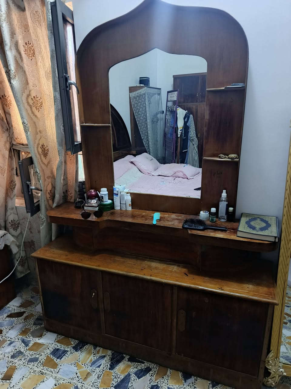 غرفة نوم للبيع 
السعر، 500 الف
العنوان، هيت حي المعلمين
***********
