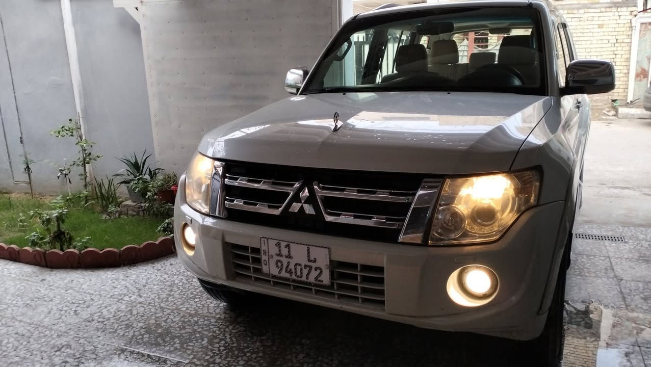 السلام عليكم
باجيرو  2014 حبتور فول
لون صدفي 
ماشيه 143 
سياره جديده كل نقص مابيها
تخم تاير جديد 
صدر امامي خلفي جديد
ارضيه مغلفه جلد 
صبغ فقط جاملغ امامي سبب شخط
بارد كلش قليل بجاملغ الخلفي 
أي ستفسار اتصل ***********
بغداد السعر 165$
