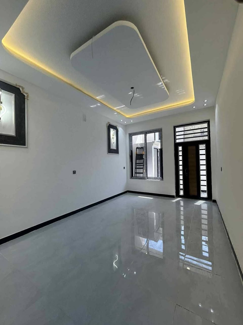 بسم الله ماشاءالله 
 🏠#دار_للبيع   100متر واجهيه 6،25متر نزال 16متر
  طابقين ونص  بناء حديث وتصميم متكامل 
يحتوي البيت. ع[4غرف نوم -استقبال -صحيات عدد 3- صالة- ومطبخ] البيت شغل درجة اولى 
مع الخدمات[ماي-كهرباء-تبليط]
🔴ملاحضه البيت جاهز للسكن 🔑
⬅️نوع العقار  طابو زراعي سند 25 اقرار محكمه 
⬅️العنوان #بغداد_الدوره_البوعيثه   
       مجمع السلطان الثالث 
🔴للاستفسار  خاص او الاتصال ع  الرقم 
☎️***********
☎️***********
