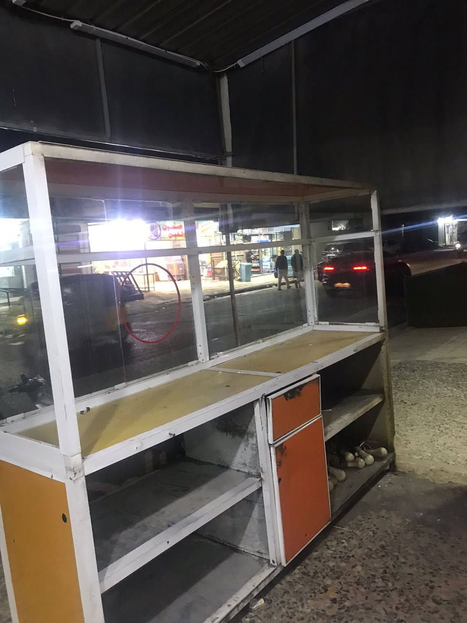 فاترينة للبيع نضيفة 
سعرها 250
مكانها الشعب 
***********
