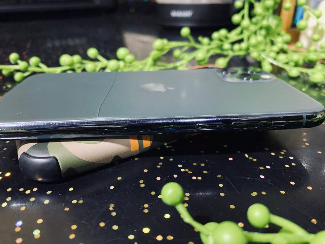 ايفون 11 برو برو فقط 
جهاز كلش نضيف مكفول بس فطر بضهر خط واحد 
ذاكرته 256
بطاريته 92
نموذجه m
السعر 250 وبي مجال شويه 
***********
