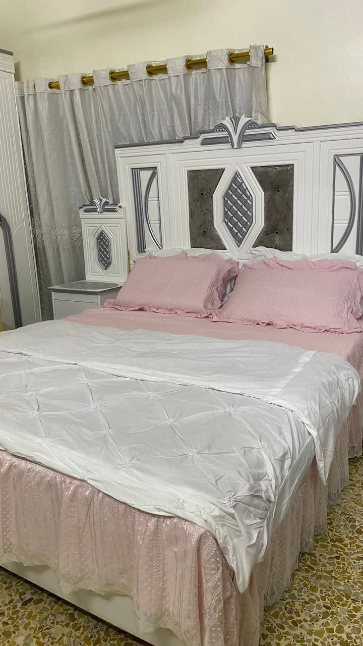 سلام عليكم 
غرفة نوم نفرين كلش كلش نضيفة وجديدة
خشب صاج صبغ حراري 
افتح وشد الفين مرة عمل عراقي وثكيلة تكمة 
سرير البطن مالة خشب جام 
كاني بغداد  العضمية 
قياس سرير 160(×200
اي استفسار هاذ بي واتساب 

***********
