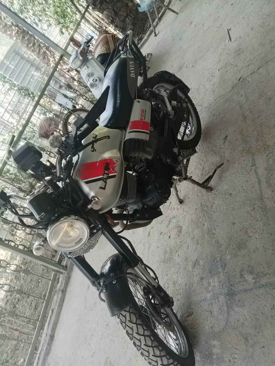 سلام عليكم دراجه لايتي للبيع موديل 2021 دراجه مفتوحه بس بستم والباقي كفاله عامه أوراق بسمي مكاني كربلا شارع السيدة زينب عامود 88 للطلب ولأستفسار يرجى الاتصال بالرقم 👈👈***********🫴الدراجه نضيفه حيل ولمحرك ناعم السعر واحد و300الف
