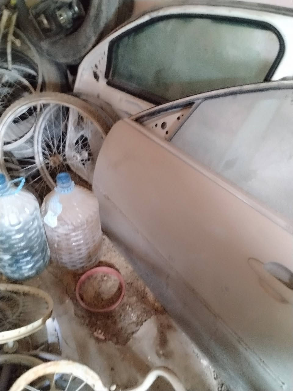 سلام عليكم للبيع ابواب امباله مع دعاميه اماميه مع بطانه باب سائق مع فلنجنه *********** واتساب
