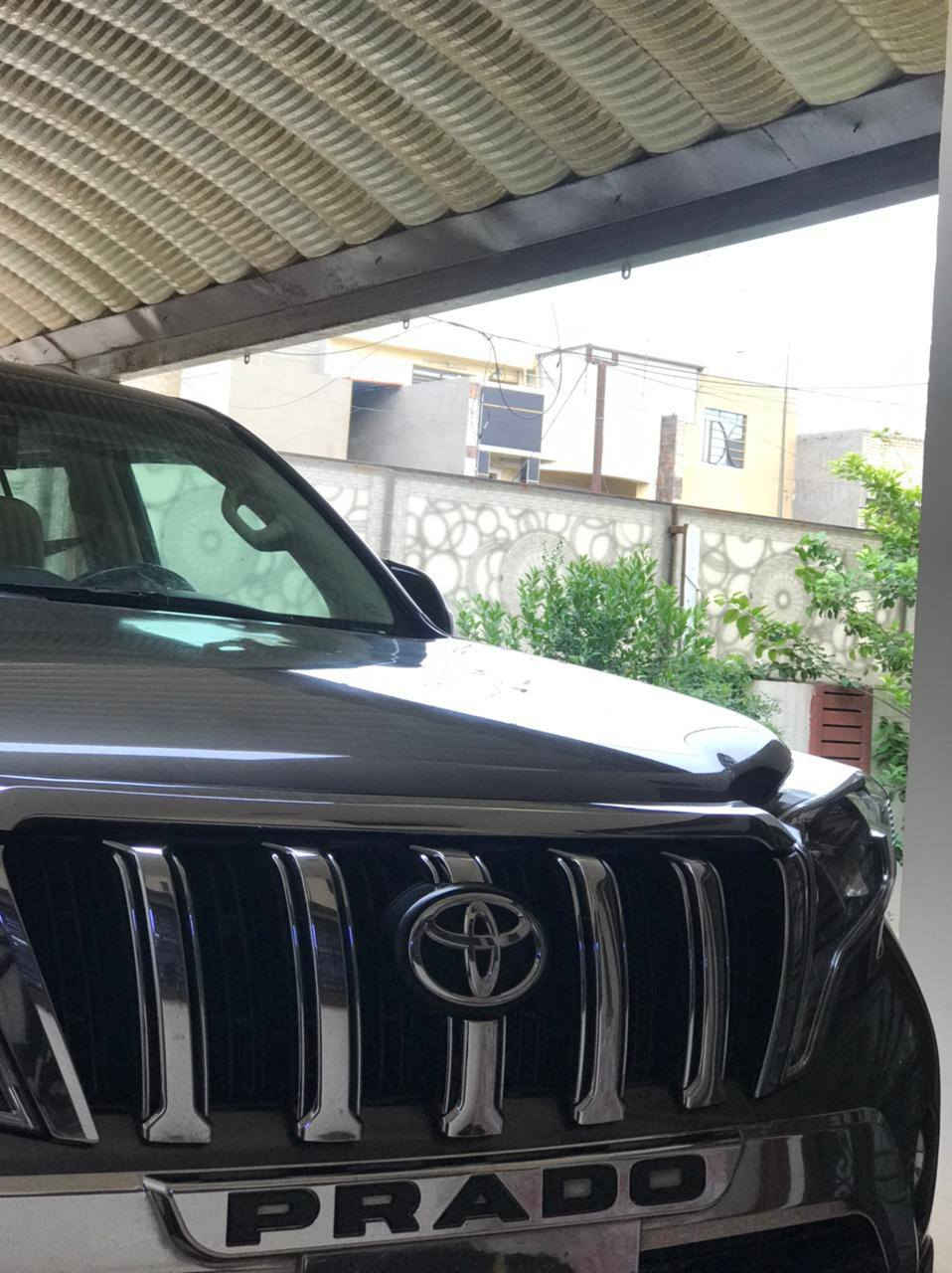 السلام عليكم بـرادو 2014 TX.L فـول مواصفات 
لـون مميز جكليتي 
6 سلندر
فتحة 
طفاية 
رقـم بغداد بأسمي 
كشنات كهرباء عدد 2
ثلاجة 
3 قطع تبريد 
السيارة كفالة عامه حتى الدعاميات عدا بارد أربع اصابع في الجاملغ الامامي الأيسر
المكان بغداد / الكرخ 
تواصل خاص او رقم ***********
