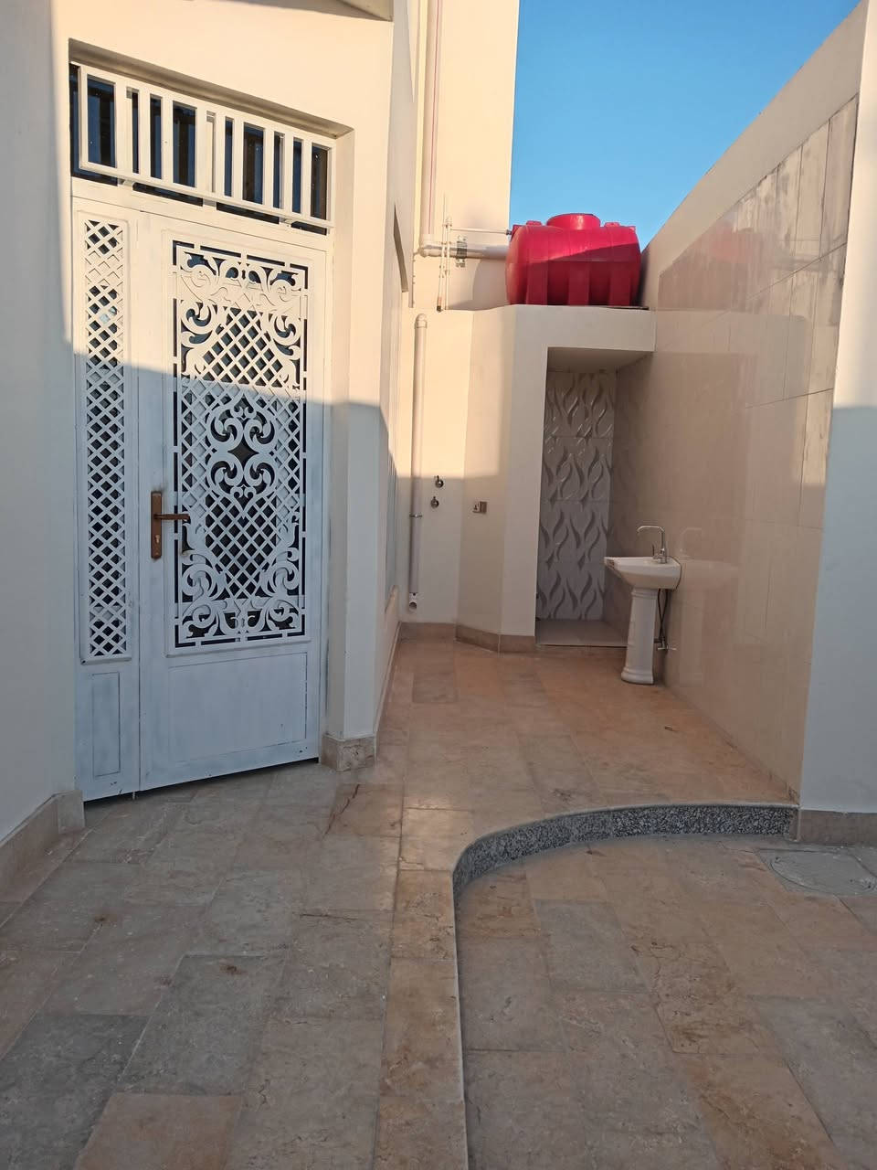 السلام عليكم
دار للبيع طابو صرف
 حلة وردية خلف مستشفى الكفيل
شارع ٢٠م
خدمات ماء كهرباء وتبليط
طابقين بناء حديث
مساحة ٢٠٠ م
تسليم مباشر
طابقين٤ نوم
طابق ارضي ١غرفة نوم وصاله ومطبخ وكيلدور وكراج سيارة صحيات
طابق ثاني ٢ غرفة نوم وهول
للاستفسار***********
***********
*********** ابواحمد لبيع وشراء العقارات في بابل مكتب البيت الامين حلة نادر الأولى قرب آسواق الجمل ملاحضة نستقبل جميع عروض البيع والشراء والايجار الرهن
